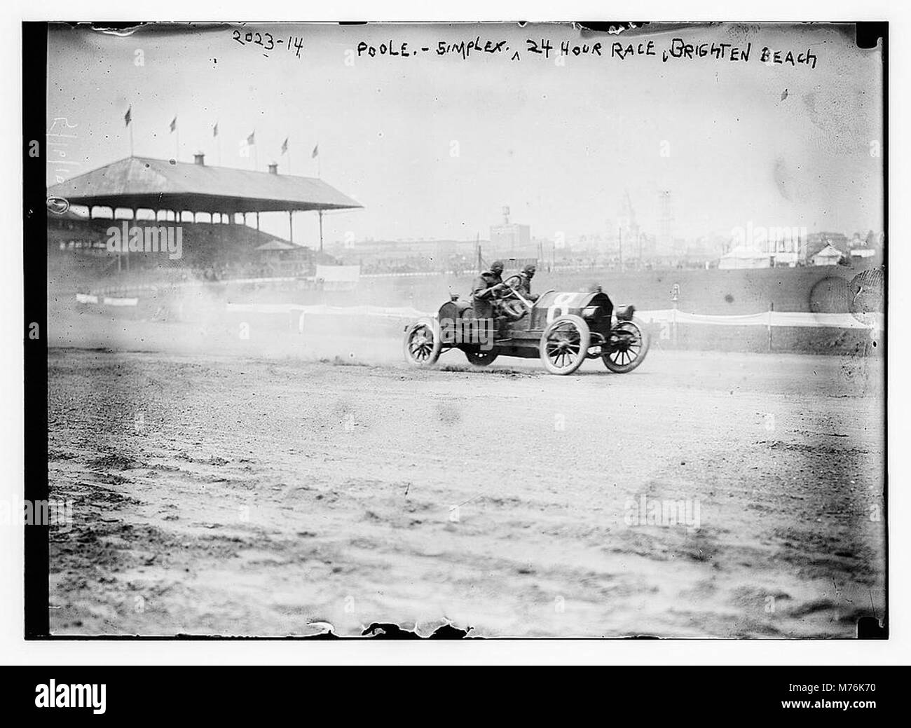 Une photographie capturant la course de 24 heures Poole-Simplex à Brighton Beach, une épreuve d'endurance qui teste la vitesse et l'endurance sur la plage. Banque D'Images