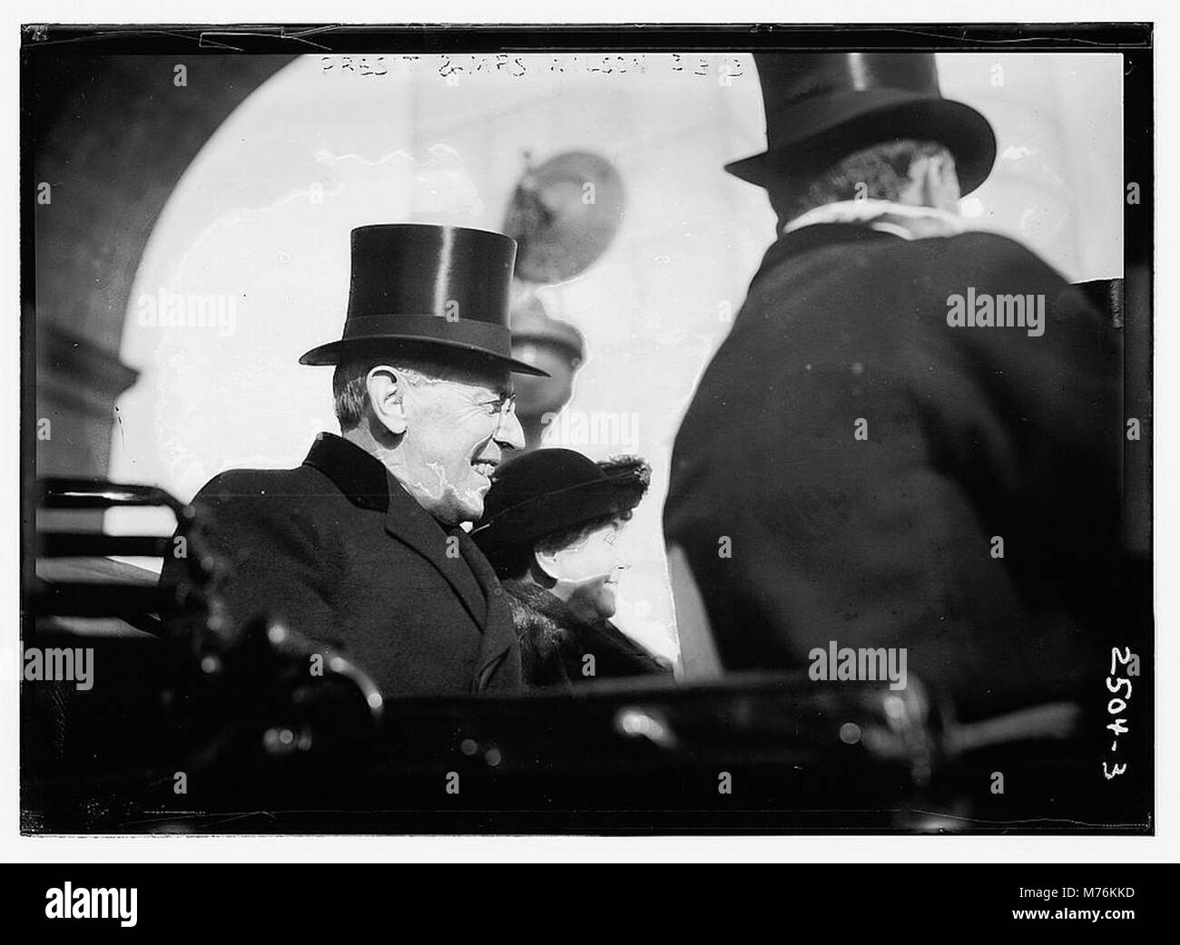 Un portrait du président Woodrow Wilson et de son épouse, MRS Wilson, qui fait partie de la collection de la Bibliothèque du Congrès LCCN2014691474, les capturant dans un cadre formel. Banque D'Images Un portrait du président Woodrow Wilson et de son épouse, MRS Wilson, qui fait partie de la collection de la Bibliothèque du Congrès LCCN2014691474, les capturant dans un cadre formel. Banque D'Images