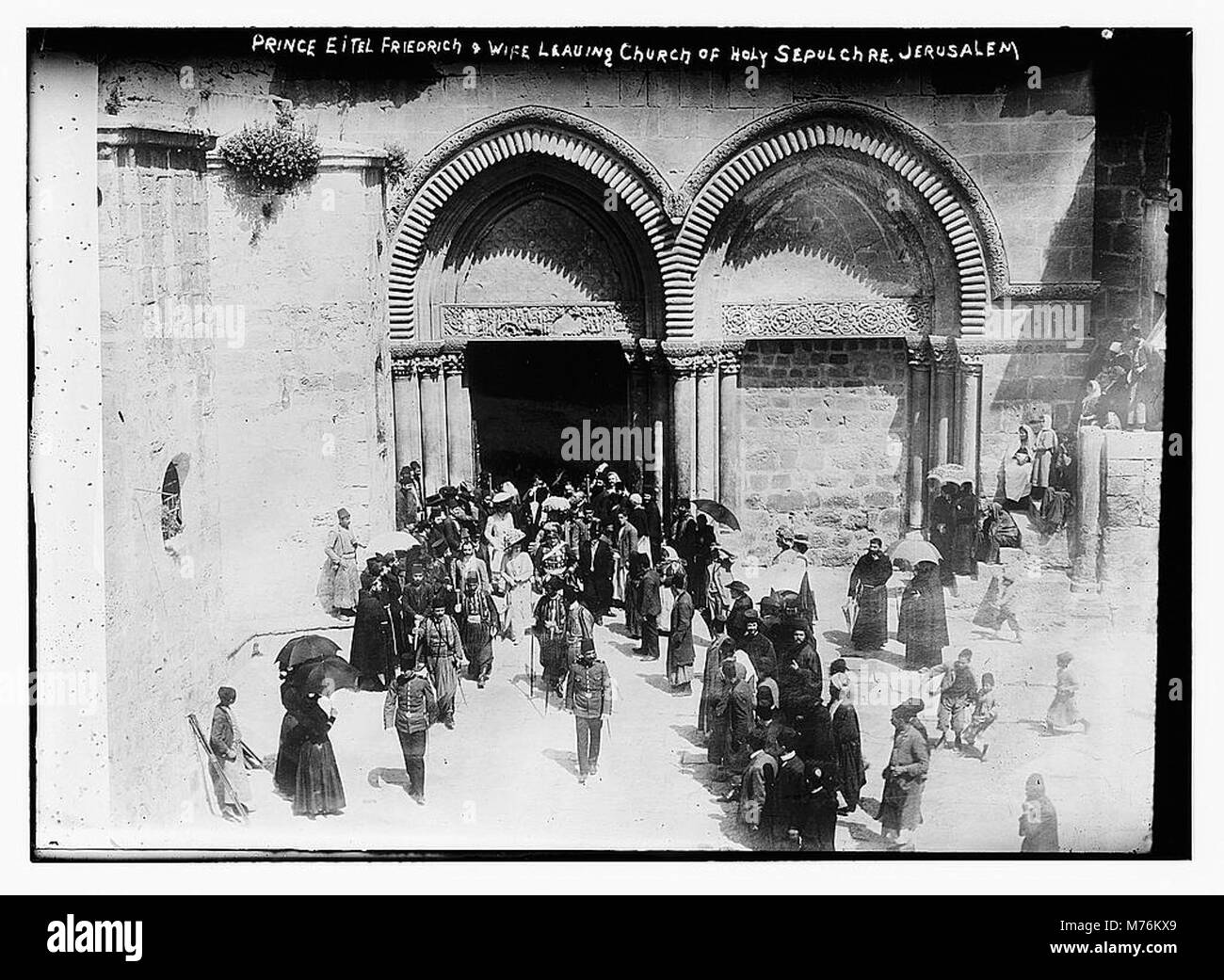 La photographie montre le prince Eitel Friedrich et sa femme quittant l'église du Saint-Sépulcre à Jérusalem. Ce moment saisit une visite historique et religieuse de l'un des sites les plus sacrés du christianisme. Banque D'Images