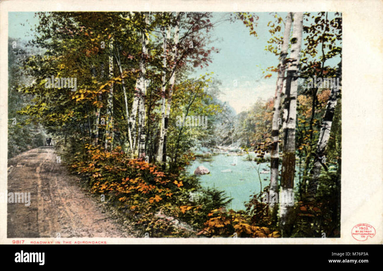 Une photographie d'une route dans les montagnes Adirondack, capturant la beauté naturelle et le terrain accidenté de cette région emblématique des États-Unis. Banque D'Images