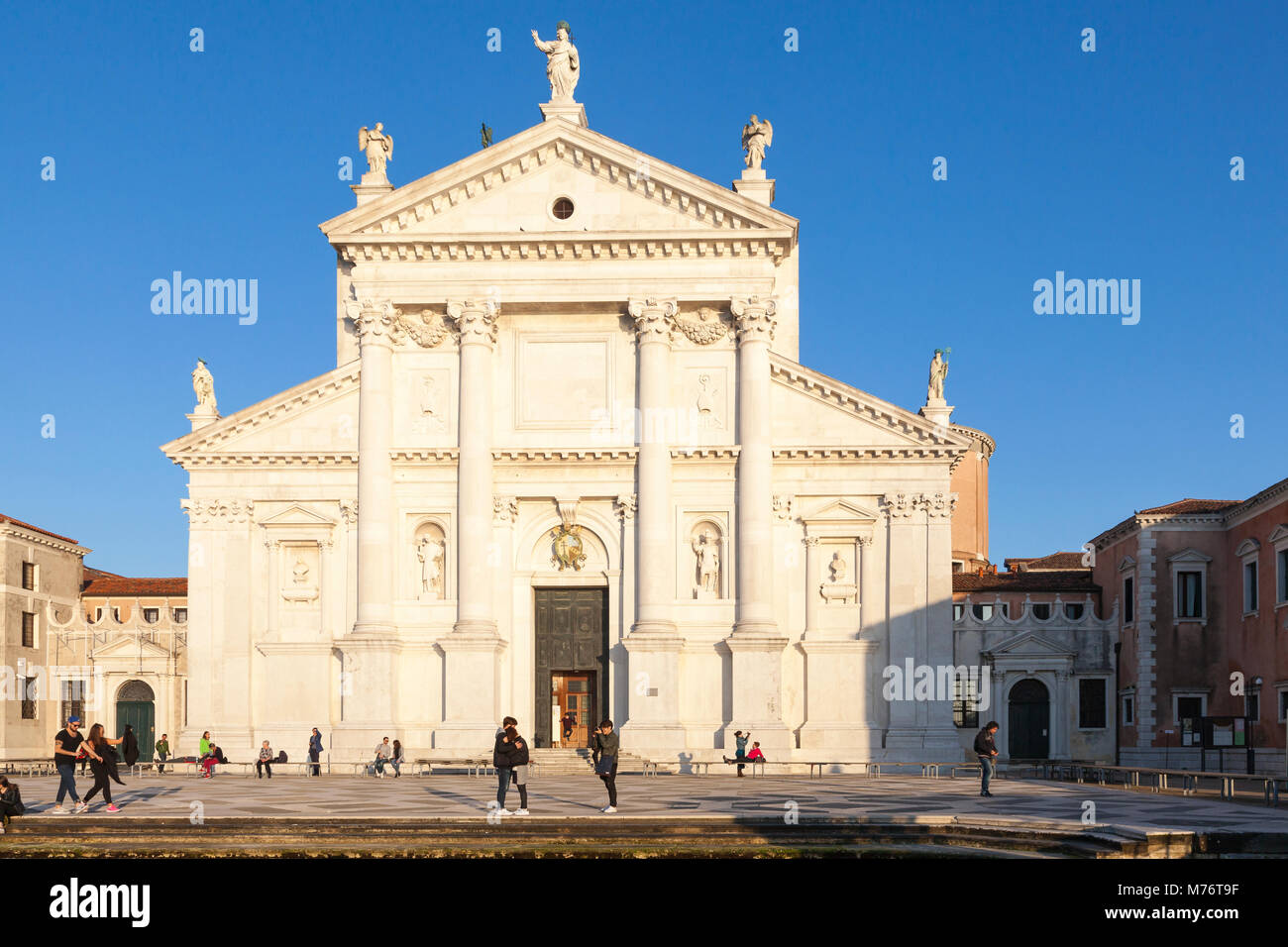 L'église San Giorgio Maggiore façade avant au coucher du soleil avec les touristes, Venise, Vénétie, Italie, Isola San Giorgio Maggiore, San Giorgio Maggiore island. Banque D'Images