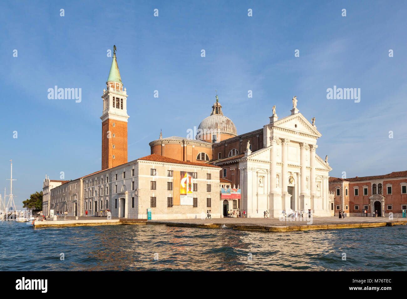 Isola di San Giorgio Maggiore au coucher du soleil, Venise, Vénétie, Italie avec l'église San Maggiore conçue par Palladio et monastère bénédictin de la G Banque D'Images