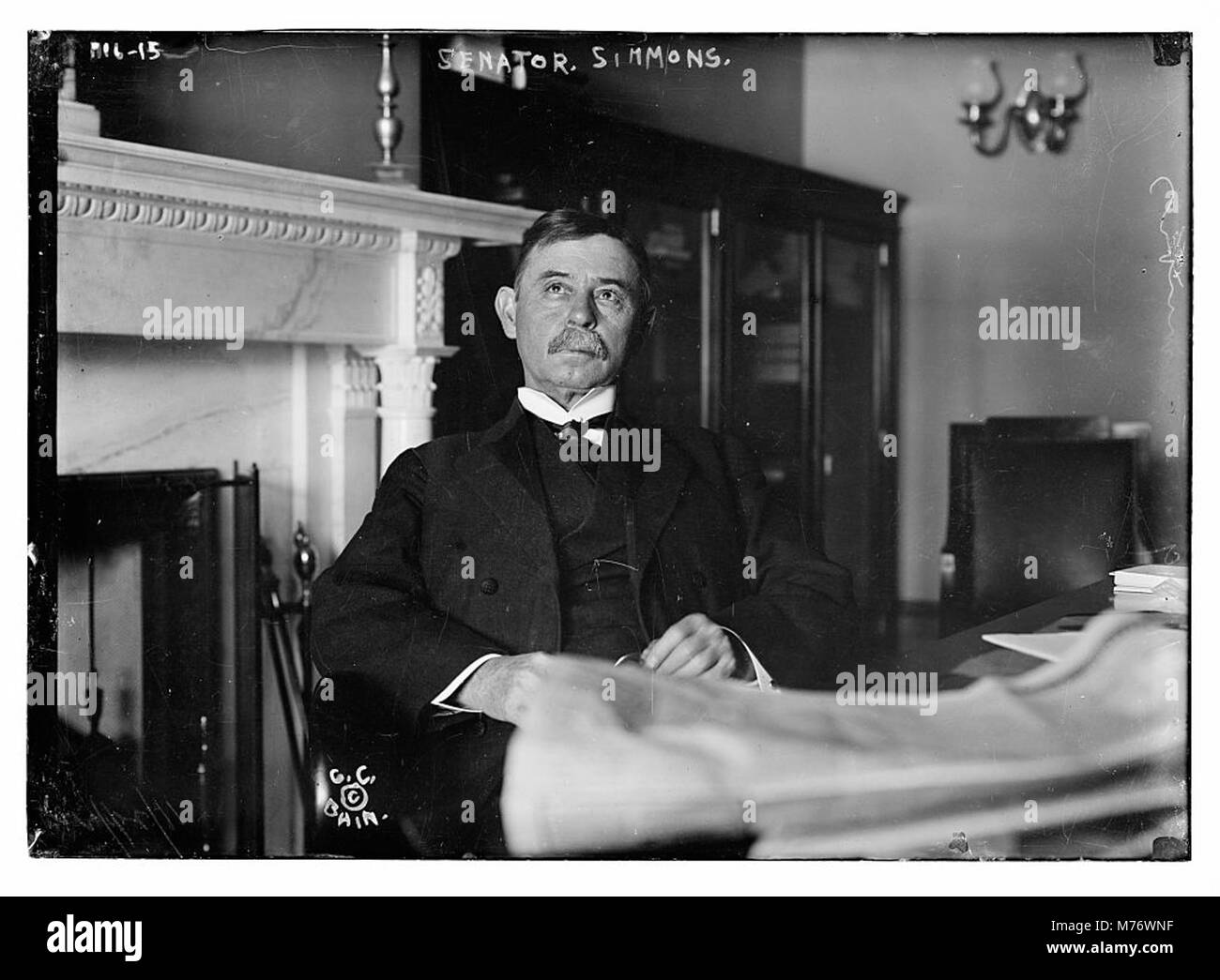 Un portrait du sénateur Simmons assis, capturé dans un cadre formel. Cette image reflète son rôle en tant que figure politique de premier plan en Amérique du début du XXe siècle. Banque D'Images