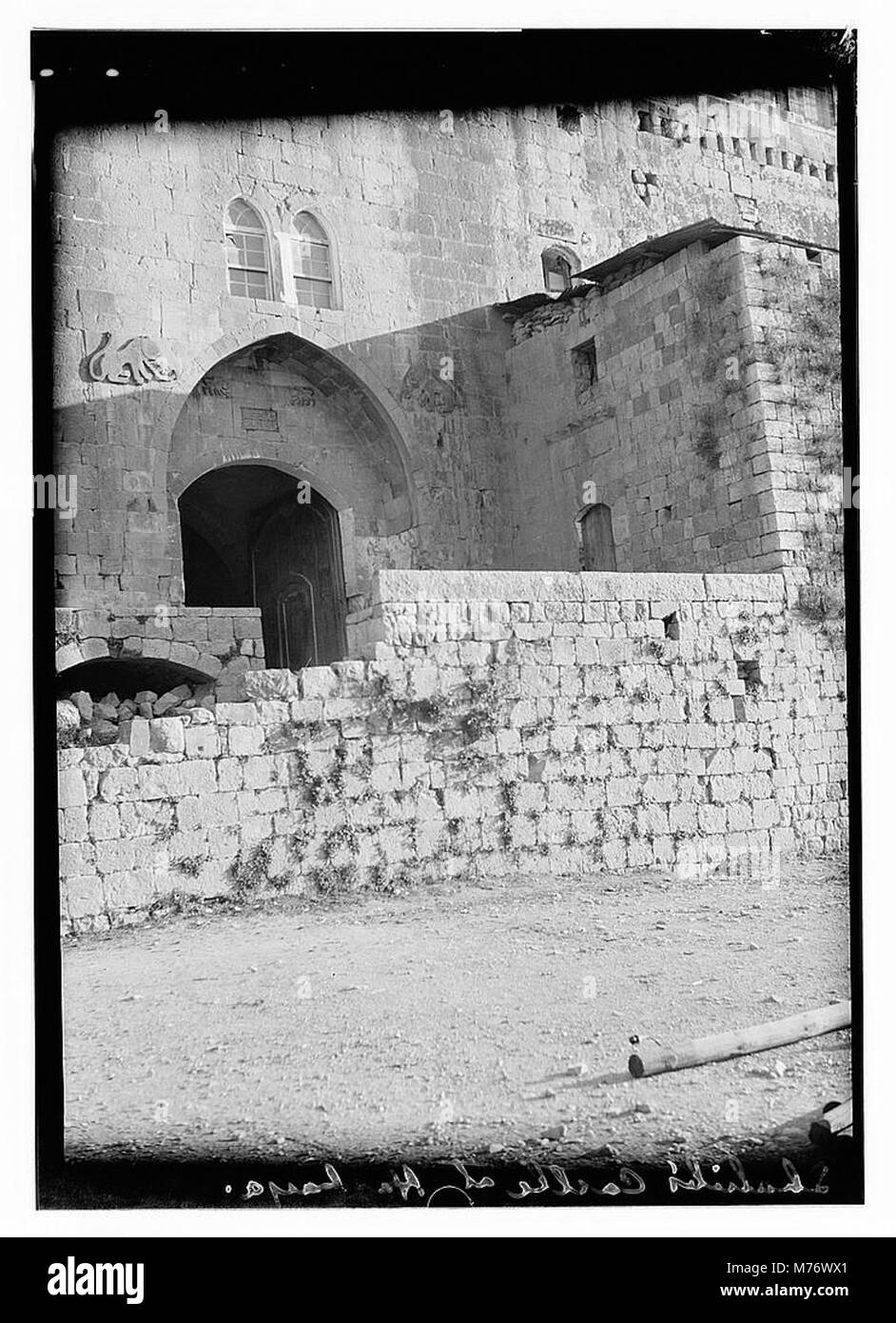 Le château de Shahib, situé à Hasbaya, au Liban, est un site historique important pour l'architecture et le patrimoine culturel de la région. La conception du château reflète l'architecture traditionnelle de la forteresse du moyen-Orient, en mettant l'accent sur les structures militaires et défensives. Son emplacement à Hasbaya offre une vue panoramique sur le paysage environnant, mettant en valeur le mélange de beauté naturelle et de préservation historique. Banque D'Images