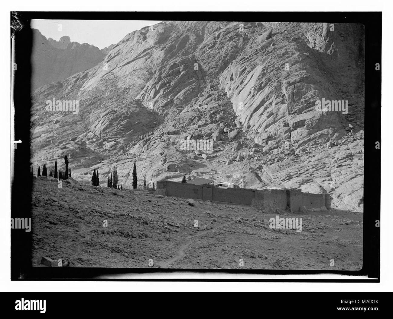 Une photographie prise dans la région du Sinaï, représentant le paysage aride et le terrain accidenté caractéristique de cette région en Égypte. La péninsule du Sinaï a une importance historique et géographique significative au moyen-Orient. Banque D'Images
