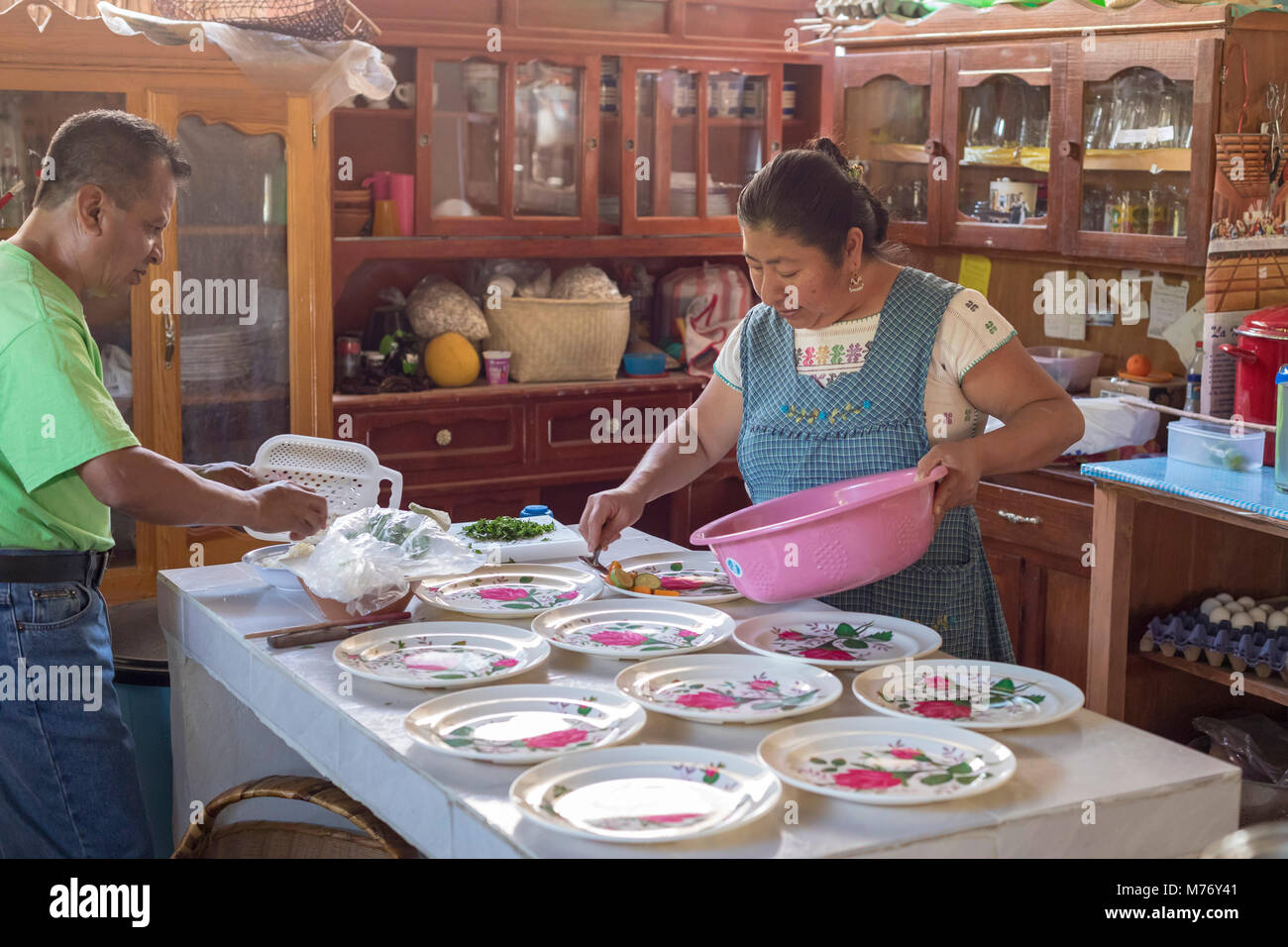 Teotitlan del Valle, Oaxaca, Mexique, les femmes reçoivent des prêts de microfinance de l'OSBL en Via à l'appui de leurs petites entreprises. Isabel Laz Banque D'Images