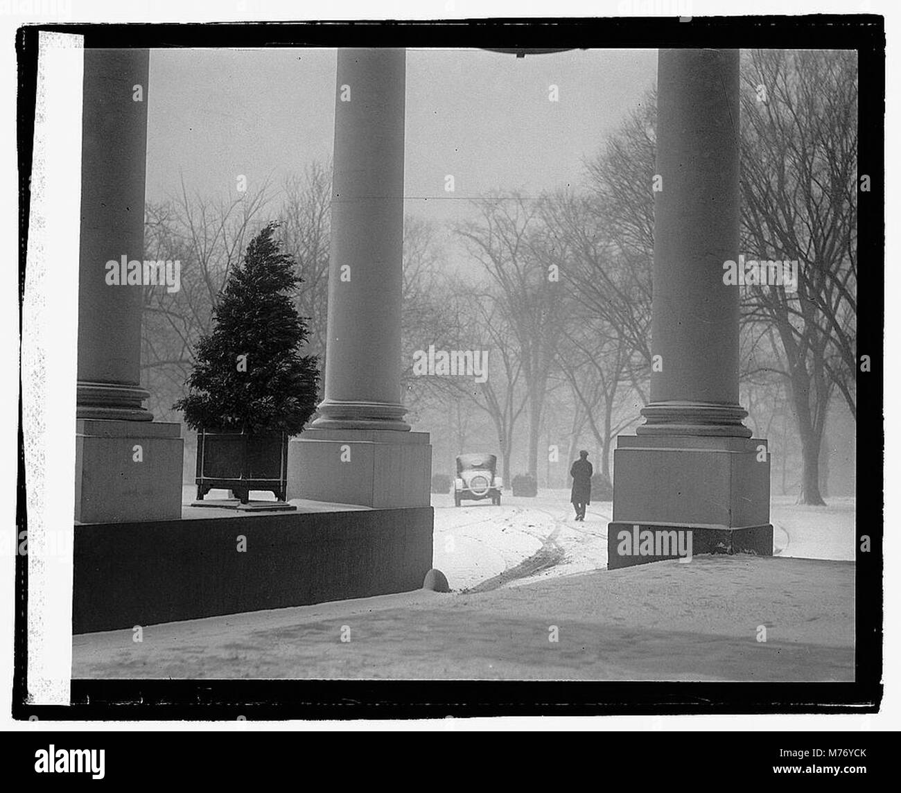 Une scène hivernale de la Maison Blanche, datée du 11 janvier 1922, représentant la résidence présidentielle couverte de neige. L'image capture la nature sereine et historique de la Maison Blanche pendant l'hiver. Banque D'Images Une scène hivernale de la Maison Blanche, datée du 11 janvier 1922, représentant la résidence présidentielle couverte de neige. L'image capture la nature sereine et historique de la Maison Blanche pendant l'hiver. Banque D'Images
