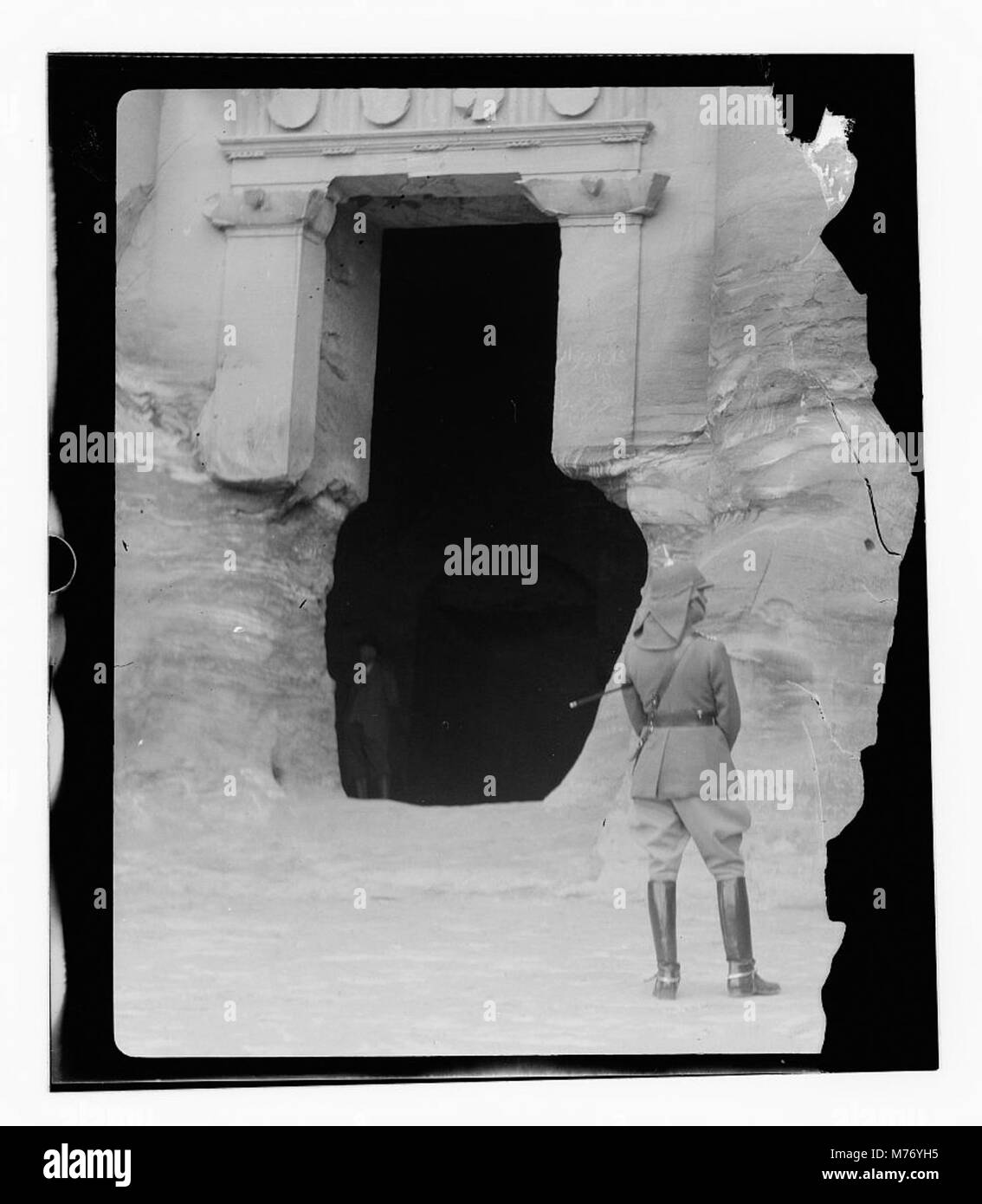 Photographie d'un soldat à Petra, en Jordanie, un site classé au patrimoine mondial de l'UNESCO connu pour son architecture ancienne taillée dans la roche et son importance culturelle dans l'histoire du moyen-Orient. Banque D'Images