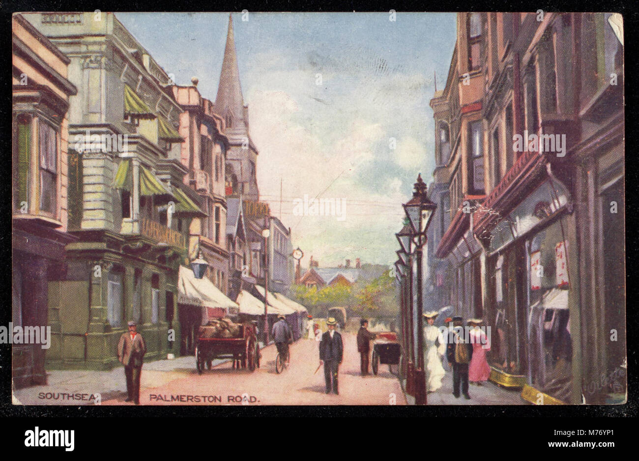 Cette photographie capture une vue de Palmerston Road à Southsea, une région de Portsmouth, en Angleterre. L'image offre un aperçu du paysage de rue dans cette ville côtière, mettant en valeur l'architecture du début du XXe siècle. Banque D'Images