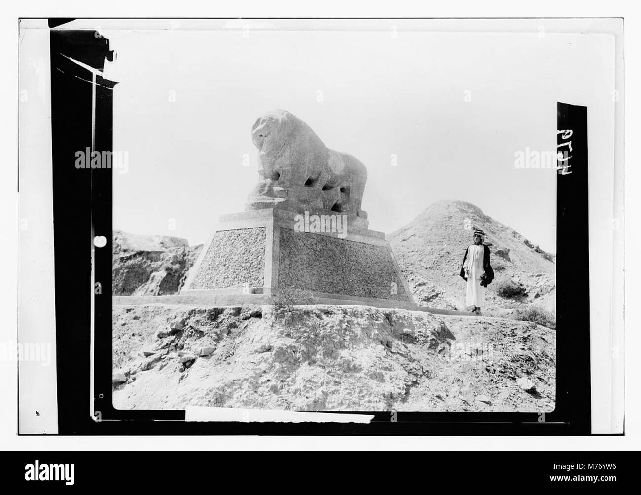 Une photographie des ruines en ruine de Babylone, avec une vue plus rapprochée d'un lion de basalte, peut-être un trophée de guerre hittite. L'image met en évidence les ruines antiques et leur signification historique. Banque D'Images
