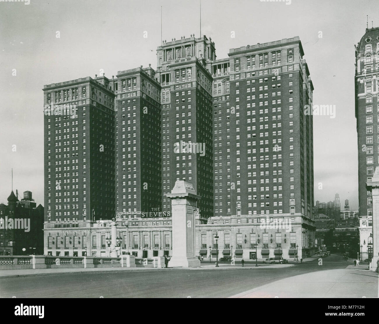 Le Stevens Hotel, plus tard connu sous le nom de Hilton Chicago, est montré ici dans les années 1930 Cet hôtel de premier plan de Chicago est un exemple significatif de l'architecture hôtelière du début du XXe siècle et du développement urbain de Chicago à cette époque. Banque D'Images