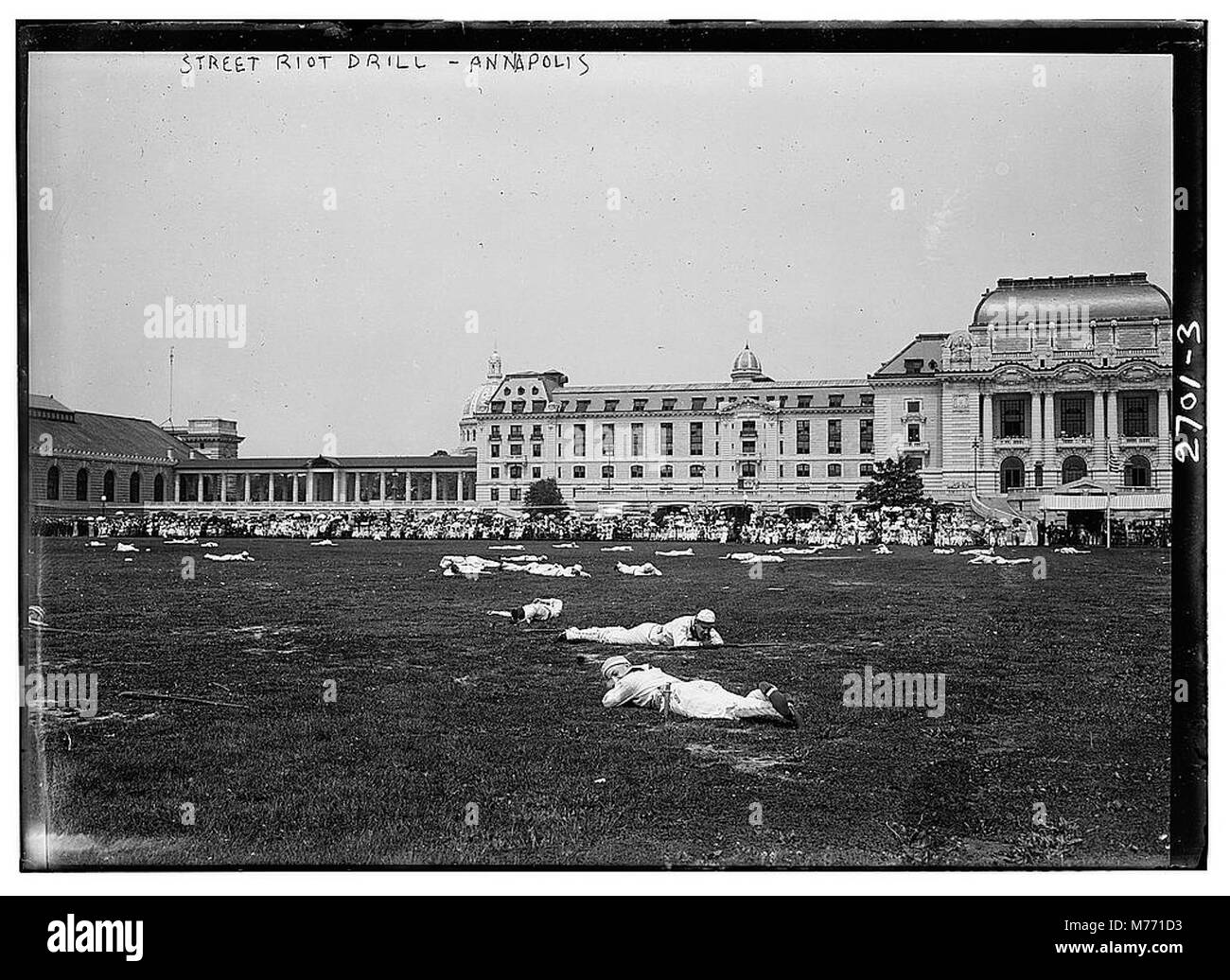 Un exercice anti-émeute de rue mené à Annapolis, montrant du personnel militaire pratiquant le contrôle des foules et les techniques d'intervention anti-émeute. Cela faisait partie de l'application de la loi et de la formation militaire au début du XXe siècle. Banque D'Images