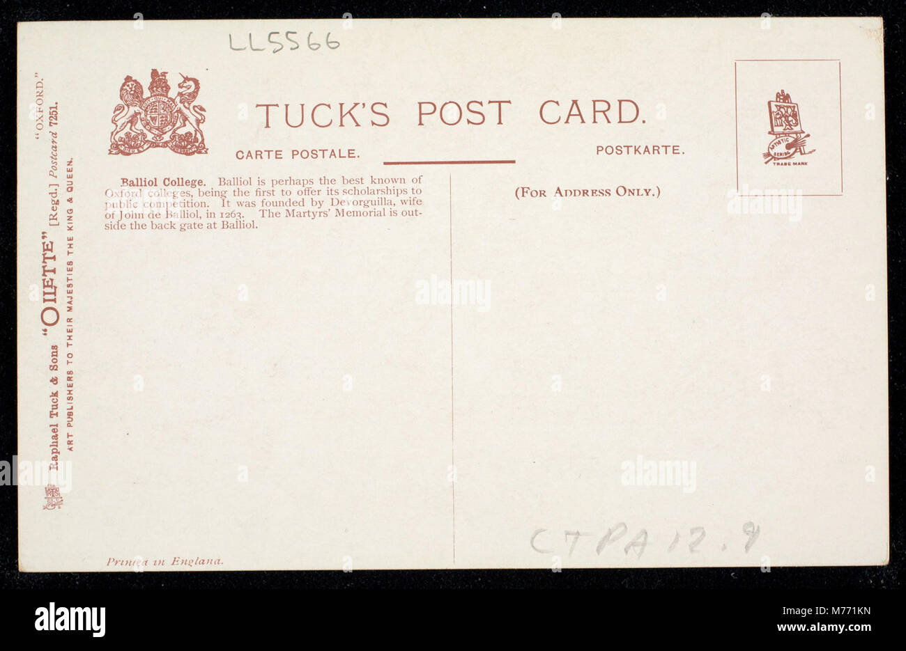 Une vue sur le Balliol College et le Martyrs Memorial à Oxford, mettant en valeur la beauté architecturale et l'importance historique des deux monuments, qui sont des caractéristiques clés du patrimoine universitaire de la ville. Banque D'Images