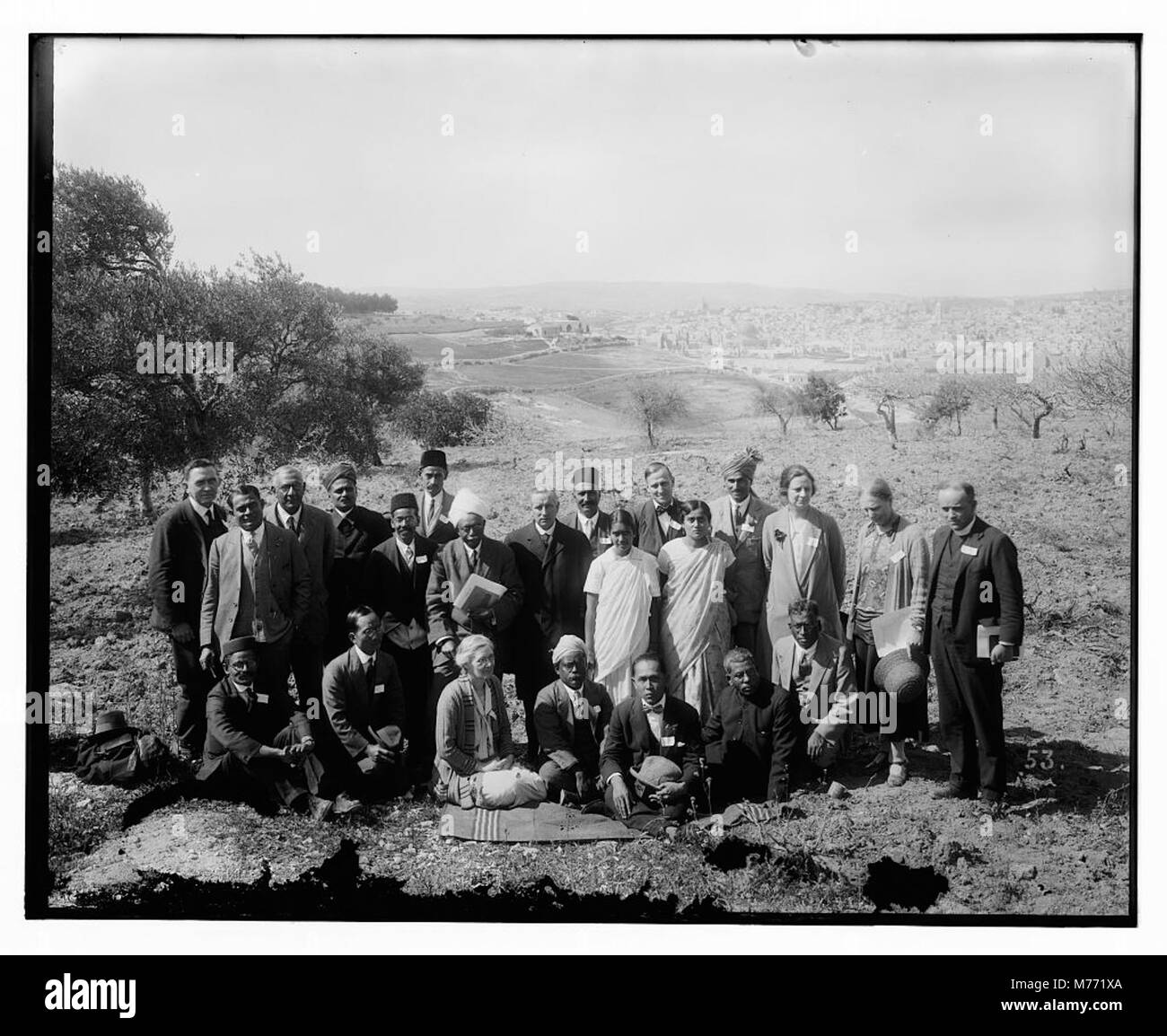 Cette photographie montre une convention scolaire du dimanche tenue sur le Mont des oliviers, en présence d'une délégation indienne. L’image capture un moment important dans les échanges religieux et culturels. Banque D'Images