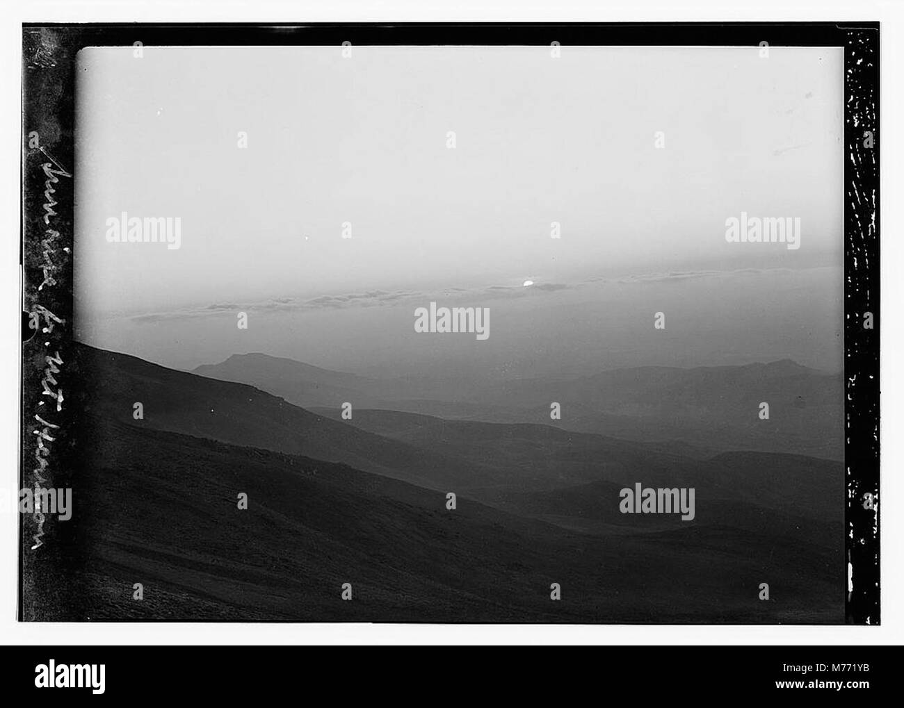 Le lever du soleil depuis le mont Hermon est capturé, offrant une vue imprenable sur le paysage environnant, soulignant l'importance géographique de la montagne dans la région. Banque D'Images