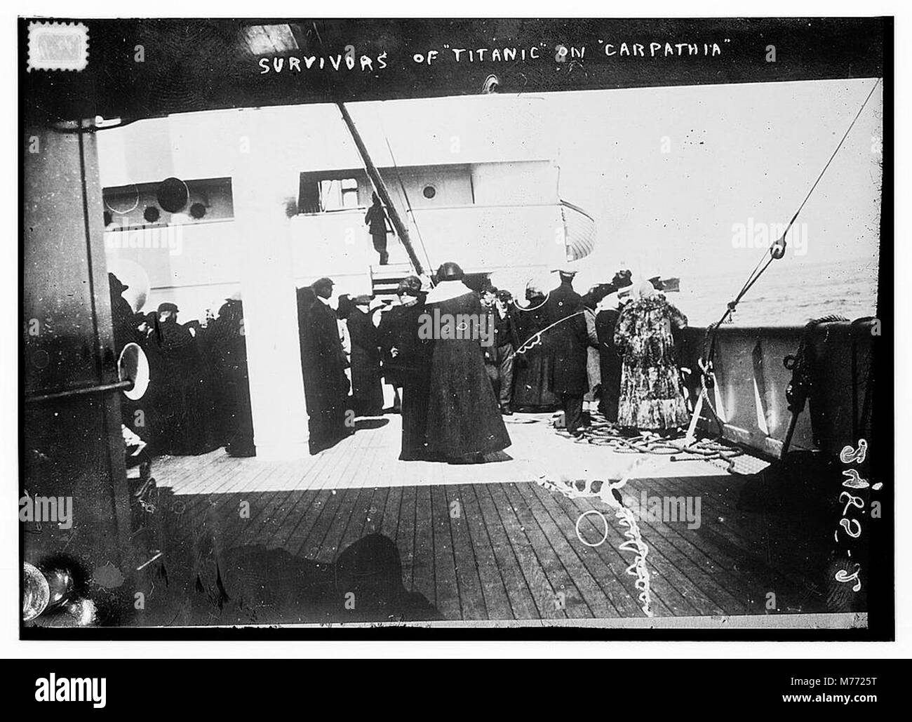 Une photographie capturant les survivants de la catastrophe du Titanic à bord du RMS Carpathia. L'image montre des individus se rétablissant après l'événement douloureux, mettant en évidence l'opération de sauvetage et les conséquences du naufrage du Titanic. Banque D'Images