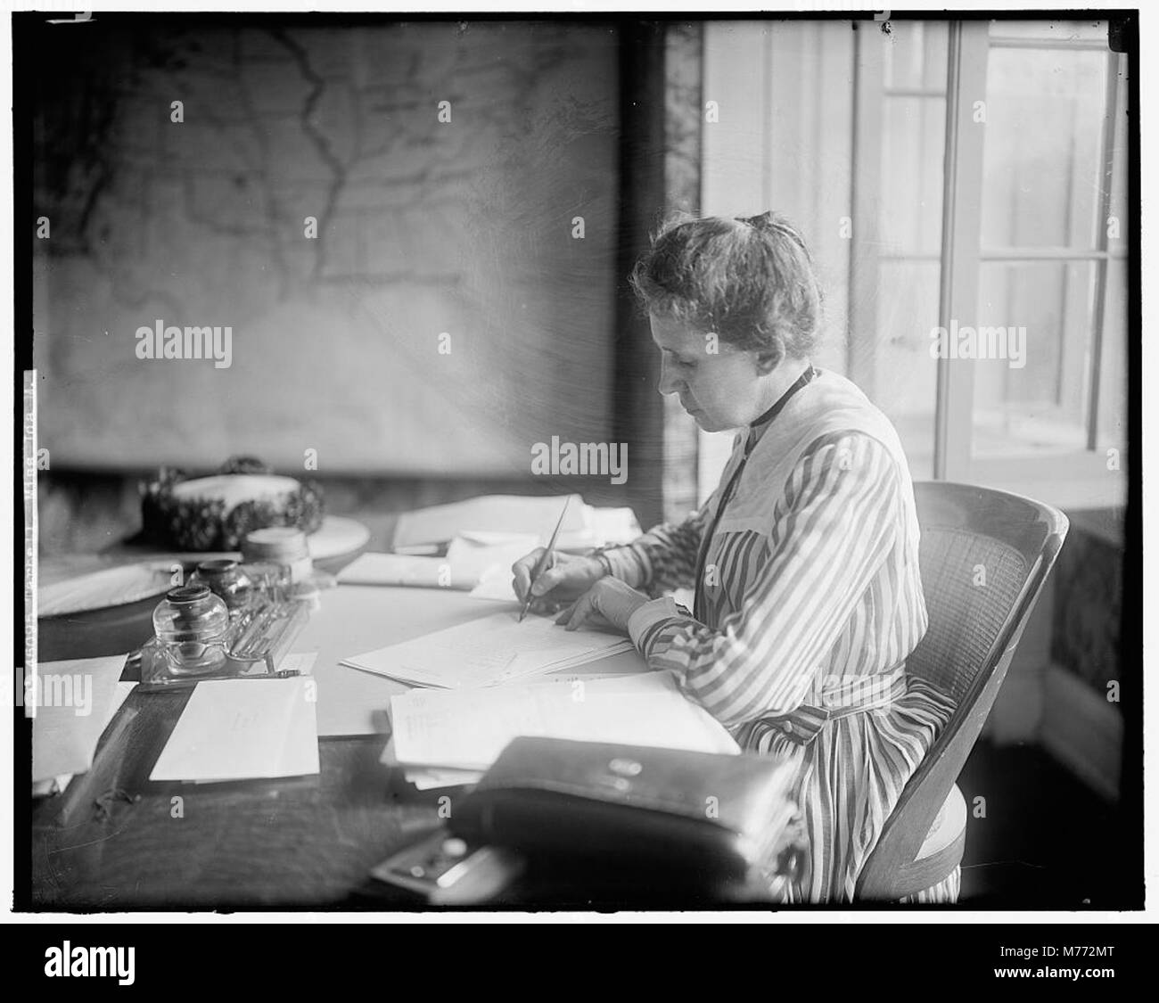 Portrait d'Ida M. Tarbell, journaliste américaine pionnière connue pour son travail d'investigation, en particulier son exposition sur la Standard Oil Company, soulignant son rôle dans l'élaboration du journalisme moderne. Banque D'Images