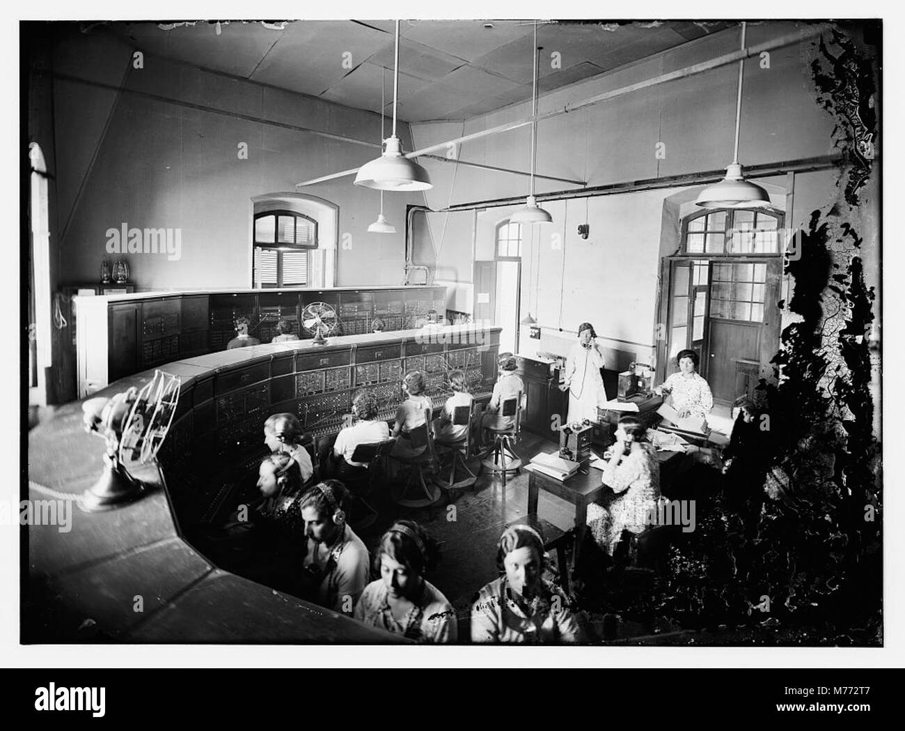 Photographie vintage montrant un standard téléphonique d'une compagnie de téléphone, mettant en évidence la technologie et l'infrastructure utilisées dans les premières télécommunications pour connecter les appels. Banque D'Images