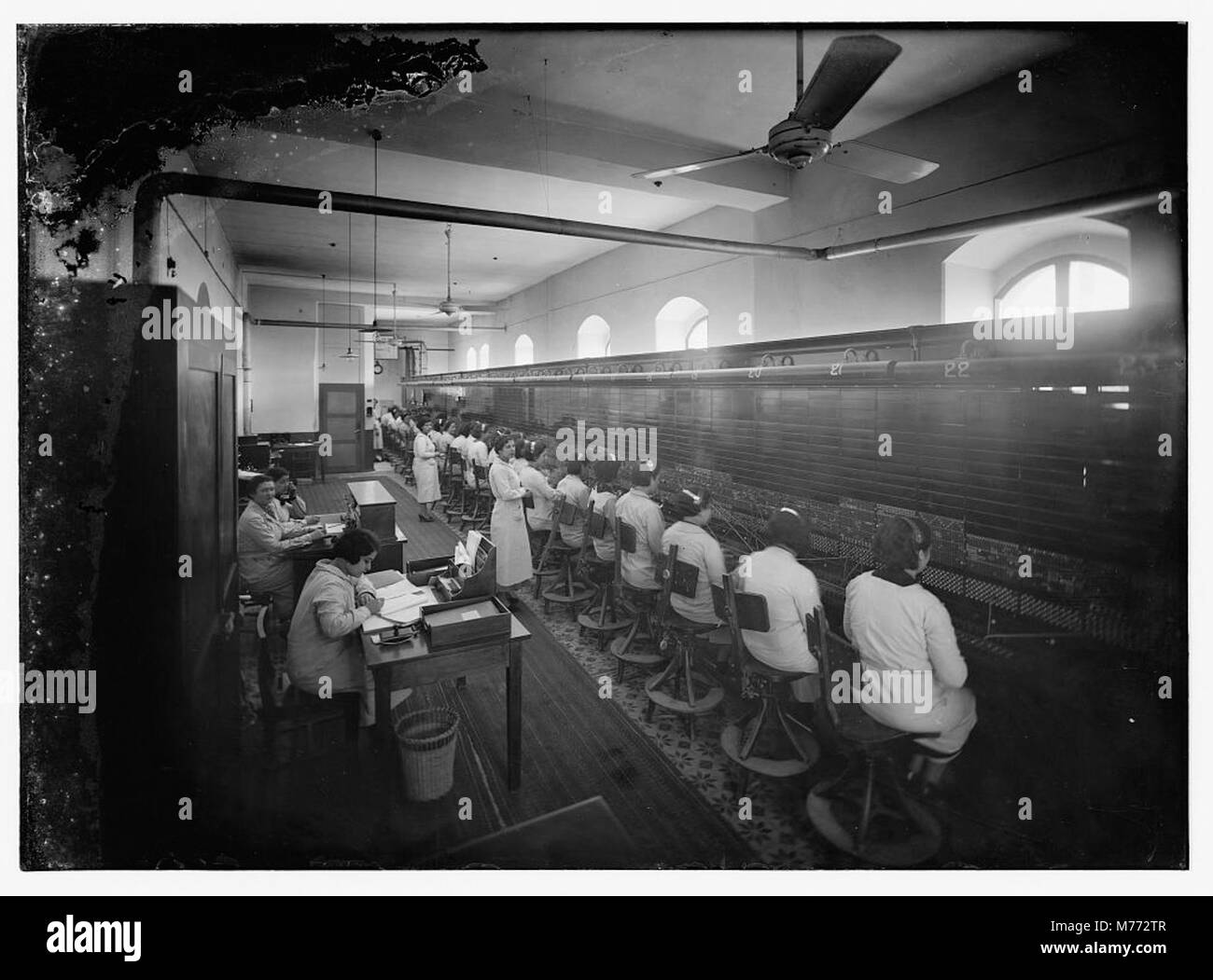 Image historique d'un standard central dans une compagnie de téléphone, représentant la technologie utilisée pour les connexions téléphoniques au début du XXe siècle. Banque D'Images