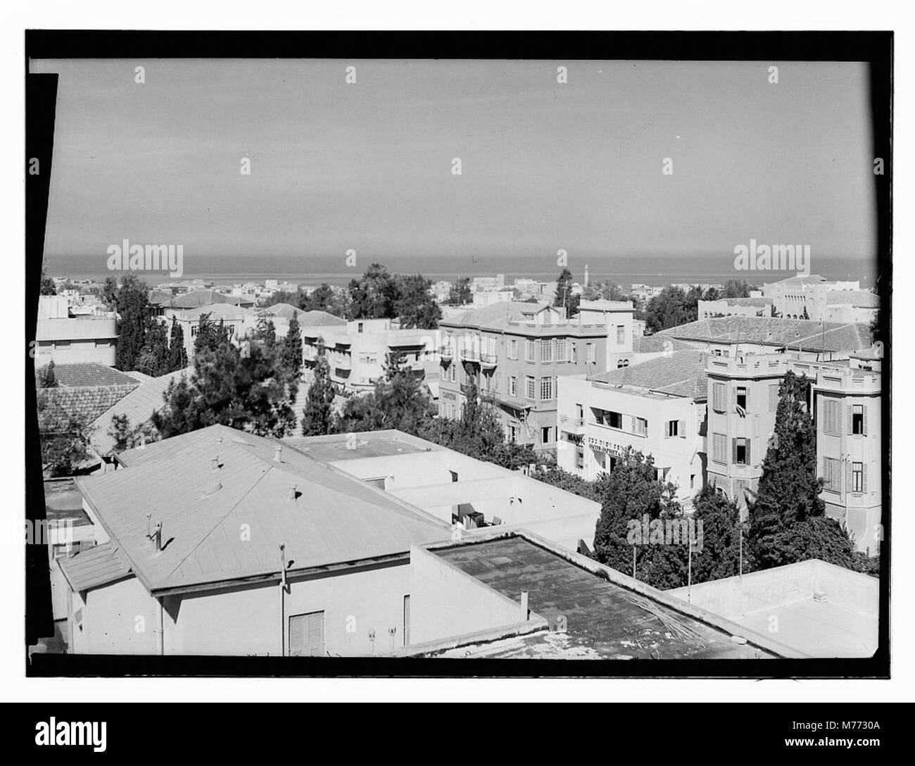 Une photographie de tel Aviv, Israël, capturant le paysage et l'architecture de la ville. Cette image représente le développement précoce de tel Aviv en tant que centre urbain moderne. Banque D'Images