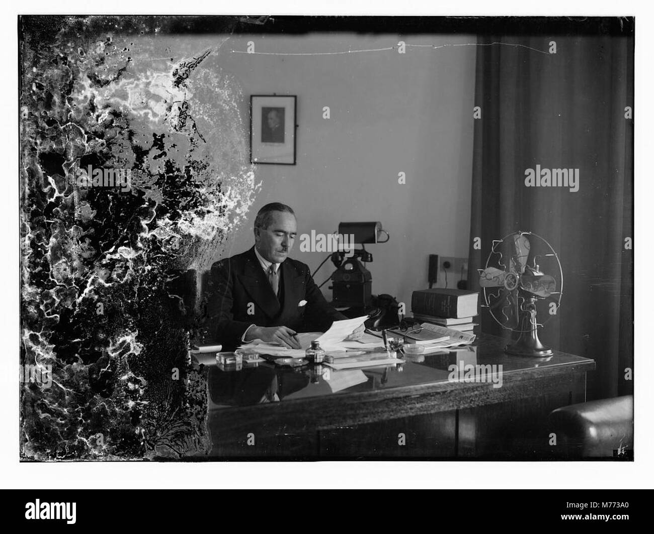 Une photographie de Mr. Clark, le directeur de Barclay's, prise à son bureau, montrant un moment dans la direction de l'entreprise. Banque D'Images Une photographie de Mr. Clark, le directeur de Barclay's, prise à son bureau, montrant un moment dans la direction de l'entreprise. Banque D'Images