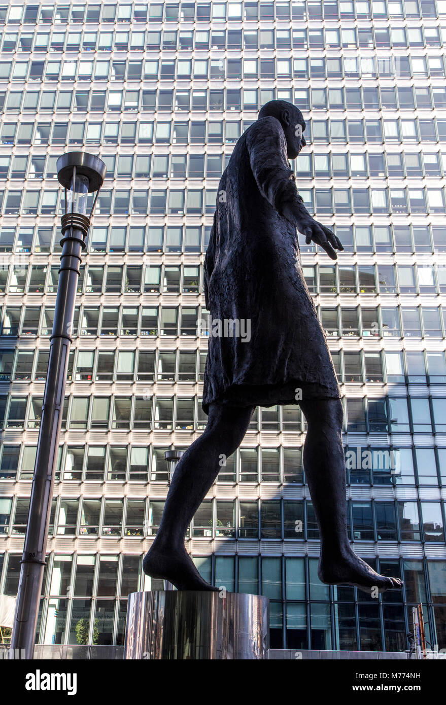 Commission européenne, bâtiment Berlaymont, Bruxelles, en faisant un pas en avant par l'oeuvre Hanneke Beaumont, sur la Rue de la Loi, Banque D'Images