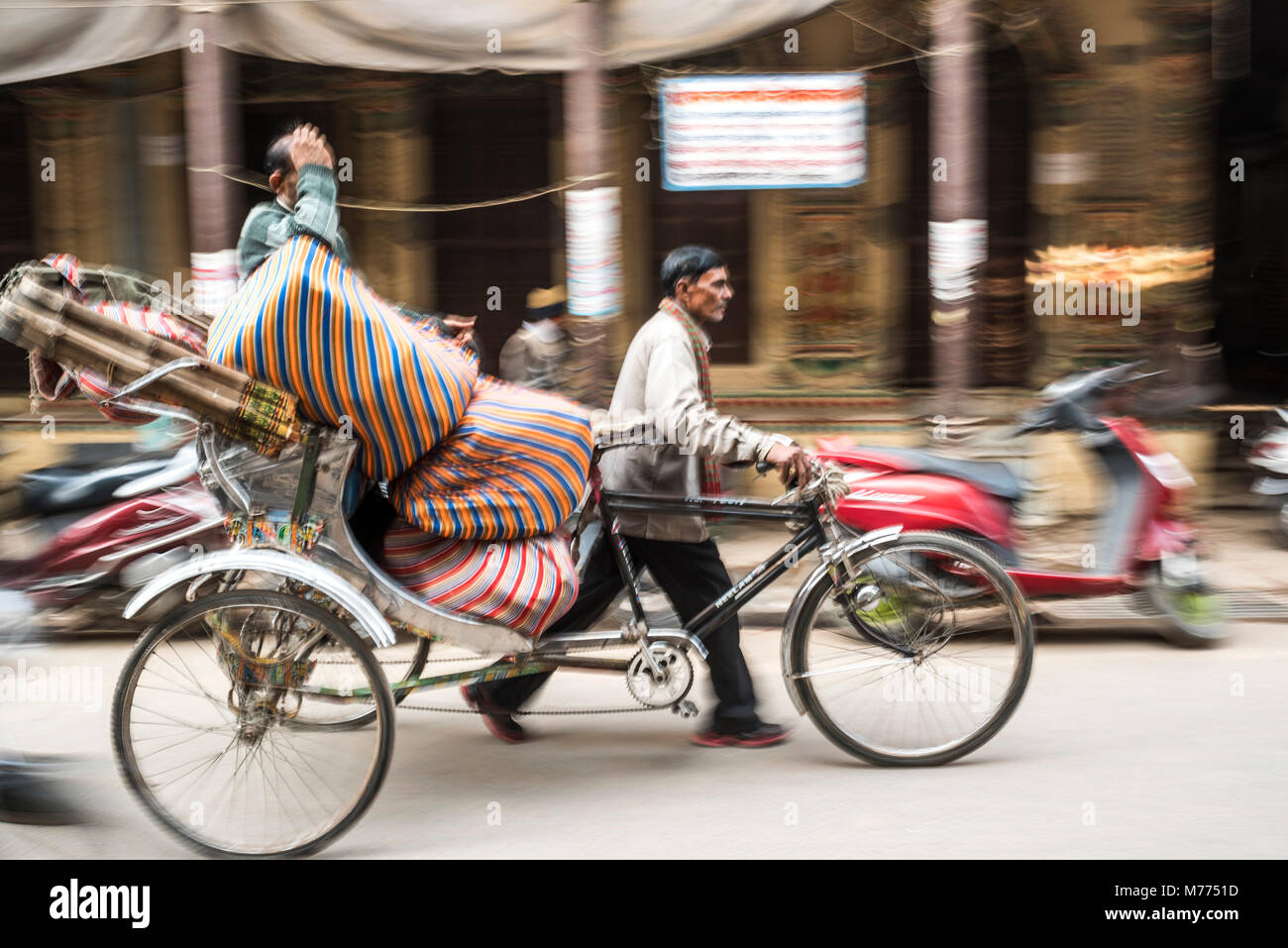 Scène de rue à Varanasi, Uttar Pradesh, Inde, Asie Banque D'Images