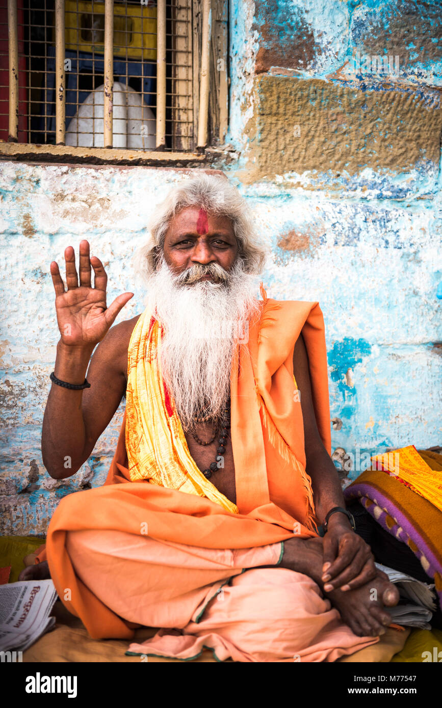 Sadhu indien (saint homme) à Varanasi, Uttar Pradesh, Inde, Asie Banque D'Images