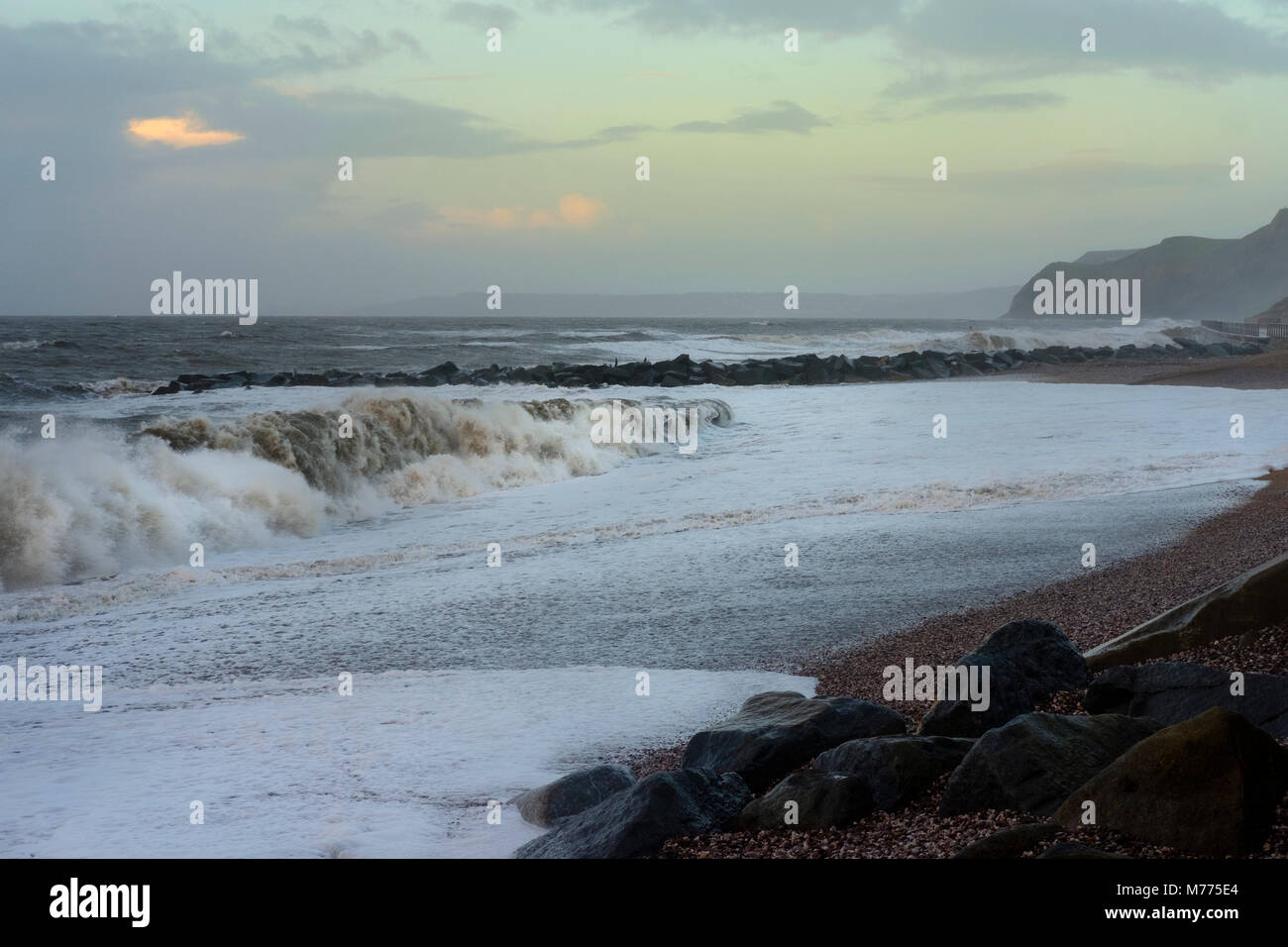 Wsst Bay Beach sur un jour de tempête en hiver avec d'énormes vagues se brisant sur la plage. Banque D'Images