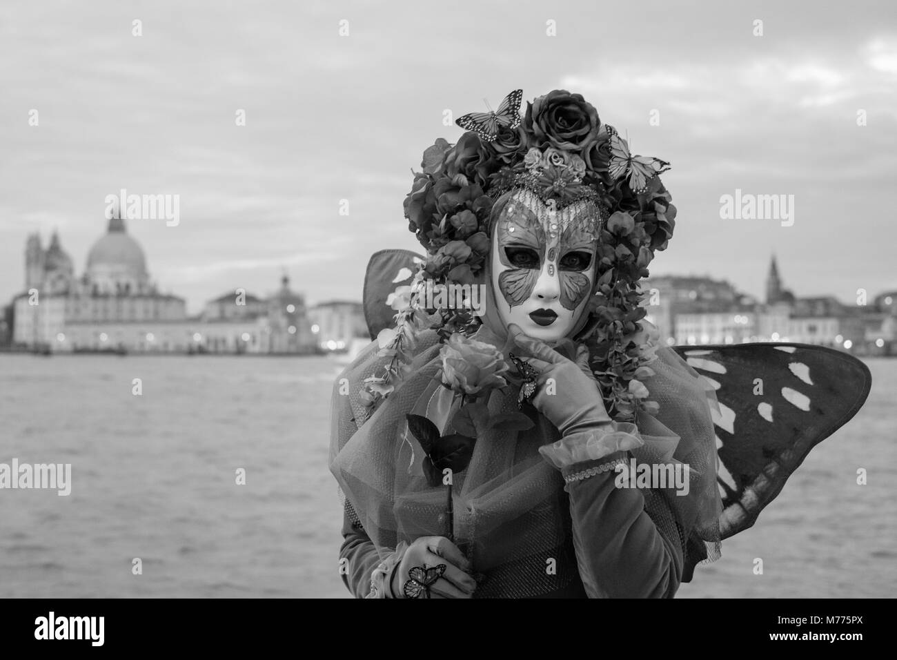 Femme en costume et un masque très ornés avec Basilica di Santa Maria della Salute en arrière-plan. Photo prise lors de l'Carnaval de Venise. Banque D'Images