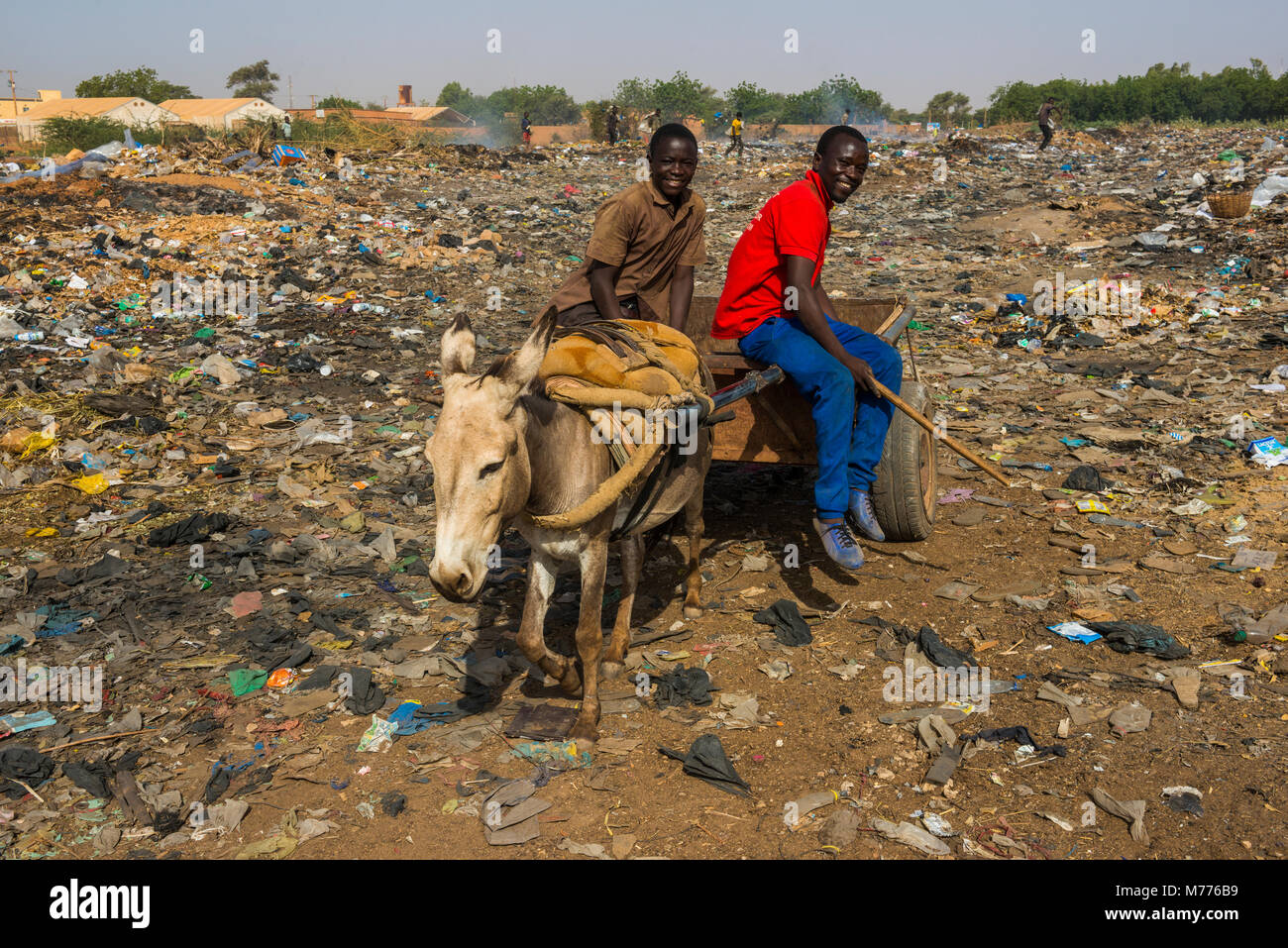 Friendly garçons sur un rubbishdump, Niamey, Niger, Afrique Banque D'Images