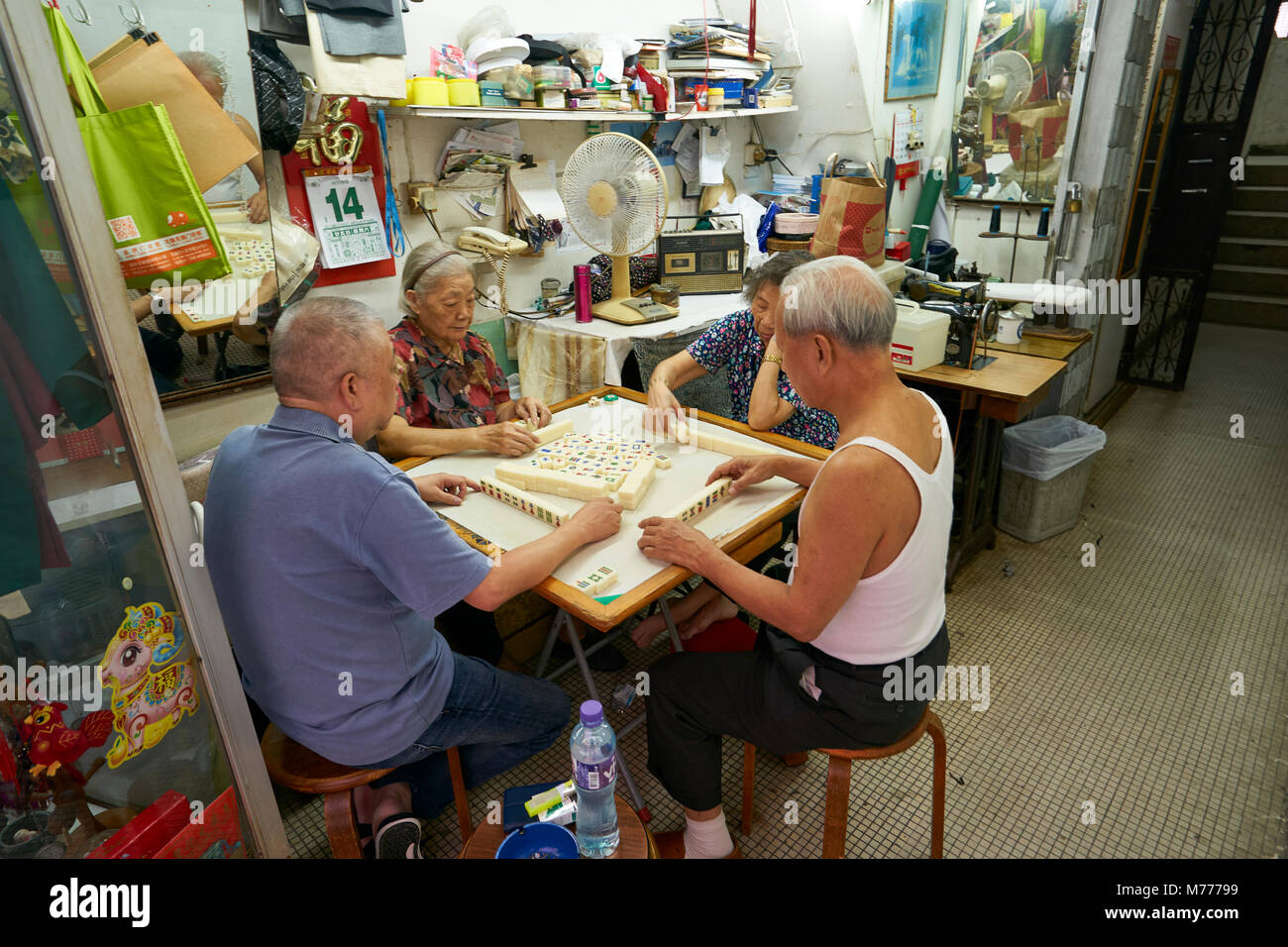 Les couples âgés jouer mahjong, Hong Kong, Chine, Asie Banque D'Images