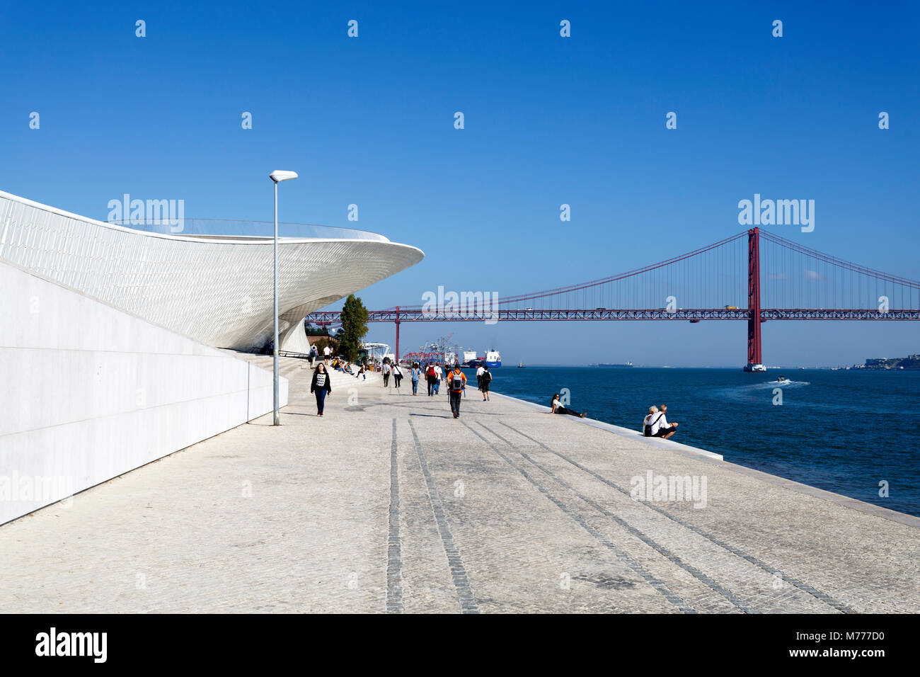 Les personnes bénéficiant de la promenade le long du fleuve en face de la forme de raie manta MAAT (Musée d'Art, Architecture et Technologie) à Lisbonne, Portugal Banque D'Images