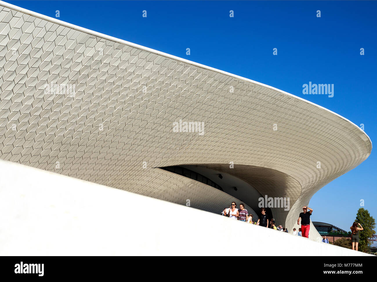 Les gens de l'unware en forme de raie manta Museum of Art, l'architecture et de la technologie (MAAT), à Lisbonne, Portugal Banque D'Images