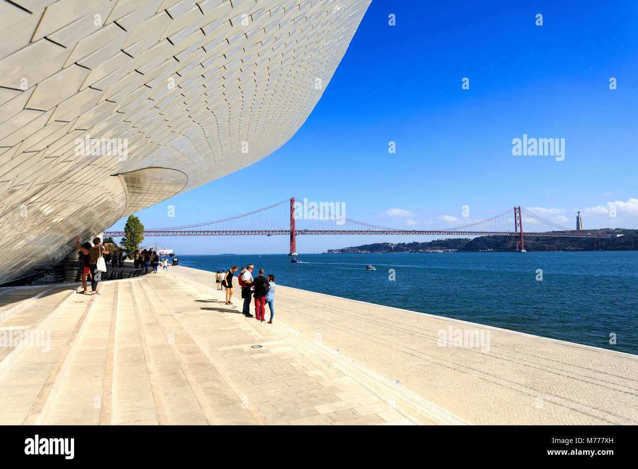 Trois étapes importantes dans la même image : la MAAT, le Pont du 25 avril et le Christ Roi, à Lisbonne au Portugal Banque D'Images