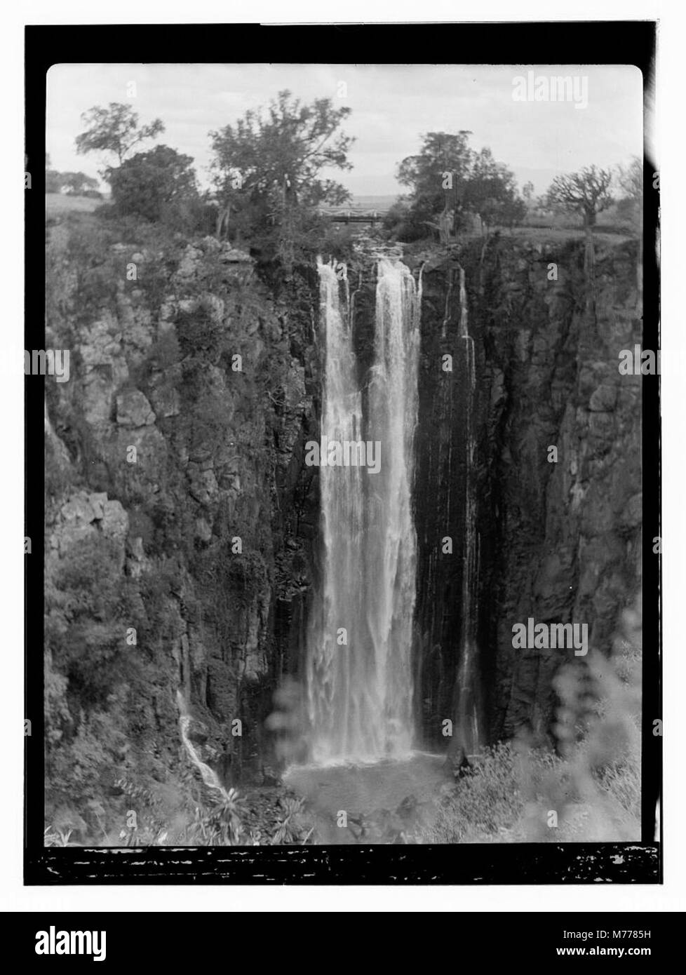 Une vue panoramique des chutes Thompson au Kenya, mettant en valeur la beauté naturelle et les paysages de la région dans la photographie du début du XXe siècle. Banque D'Images