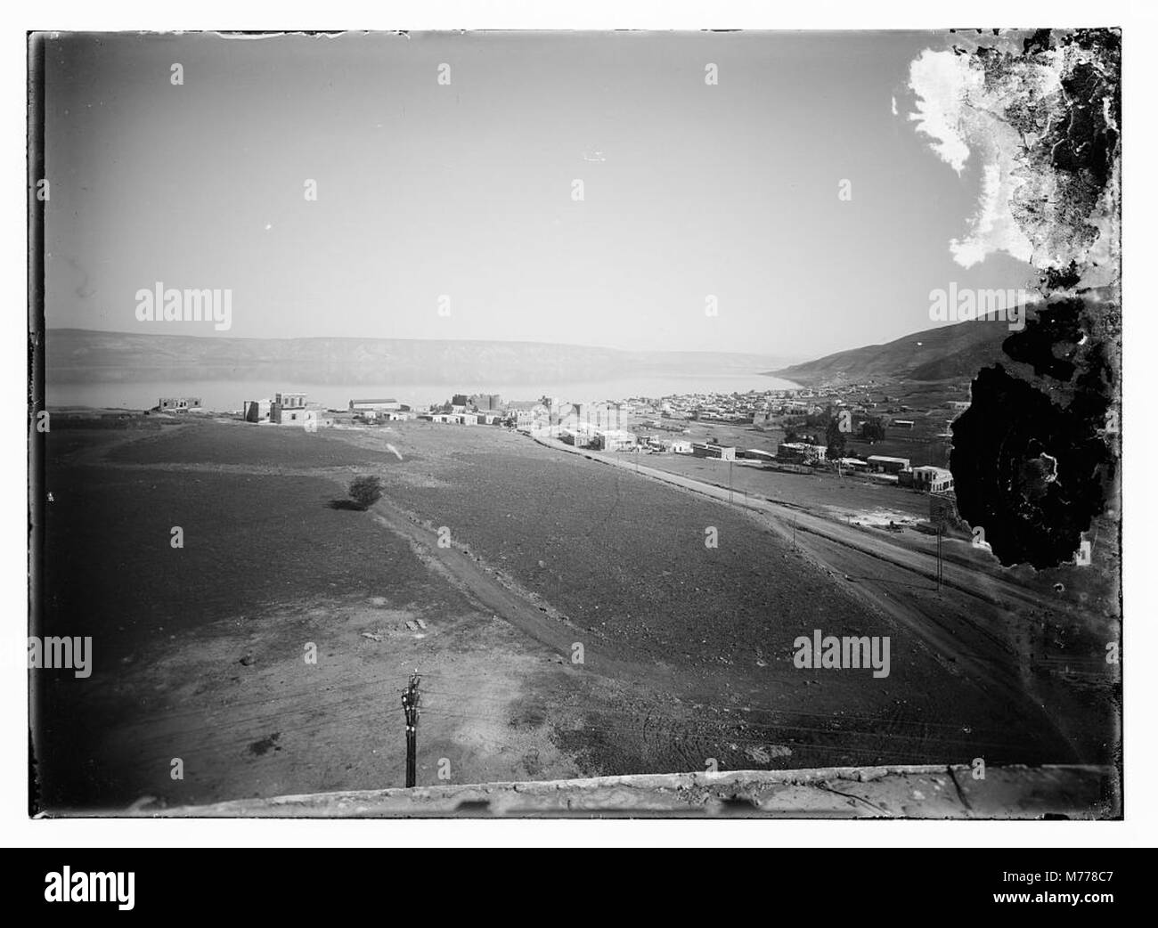 Une vue panoramique sur Tibériade, située sur la mer de Galilée, mettant en valeur la ville antique et ses paysages environnants. Banque D'Images