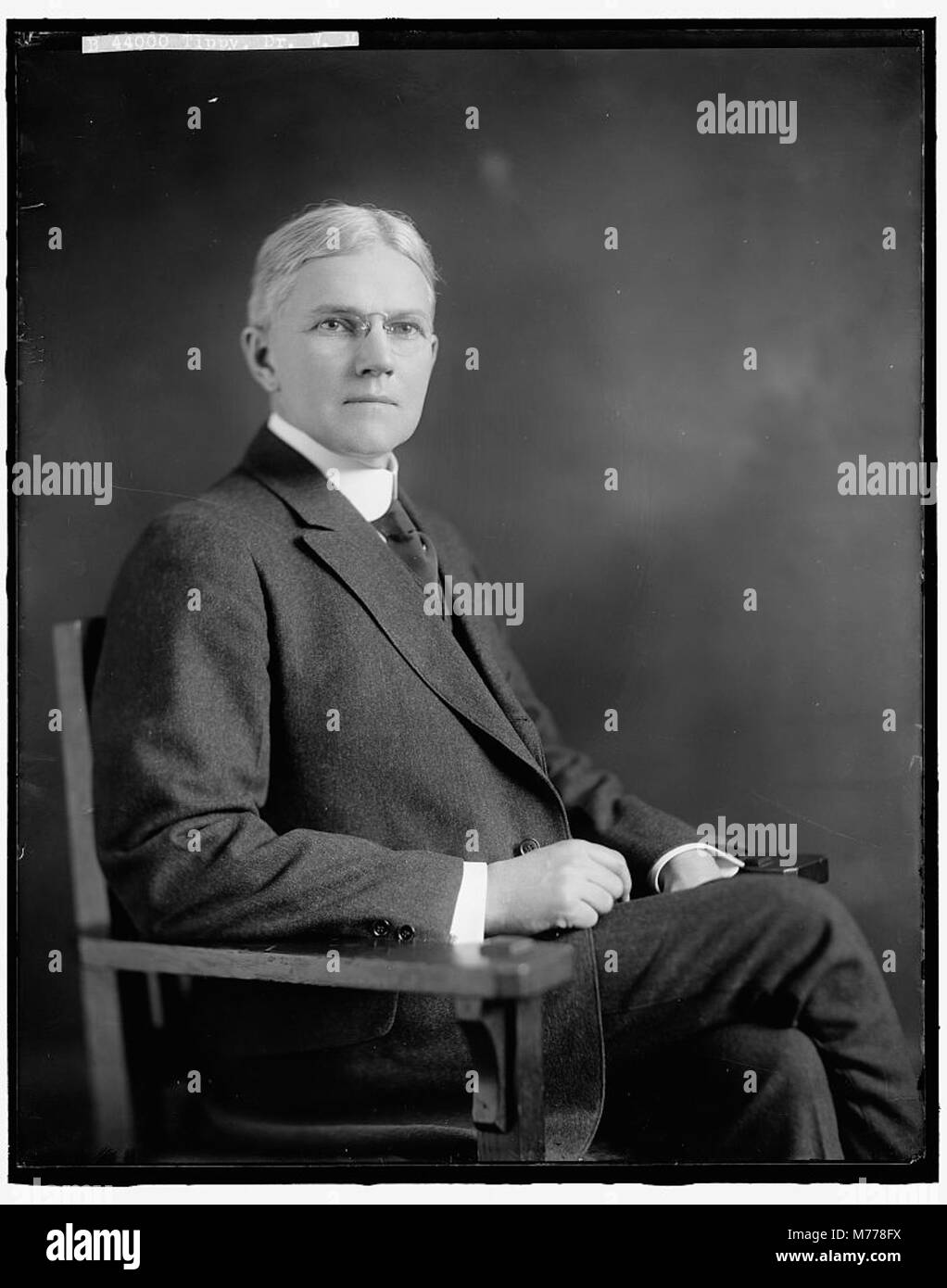 La photographie montre Dr W.M. Tippy, une figure médicale historique. L'image le capture probablement dans un cadre professionnel, reflétant son expertise médicale et ses contributions au domaine de la médecine pendant son temps. Banque D'Images