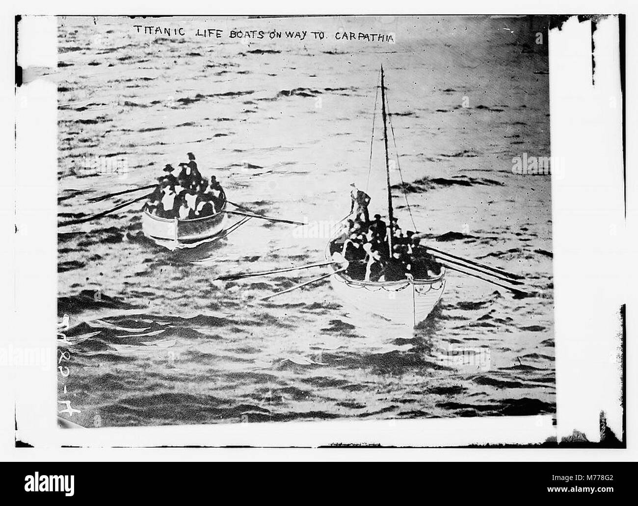 L'image montre des canots de sauvetage Titanic en route vers le RMS Carpathia, qui a secouru des survivants après le naufrage du Titanic en 1912, marquant un moment charnière dans l'histoire des catastrophes maritimes. Banque D'Images