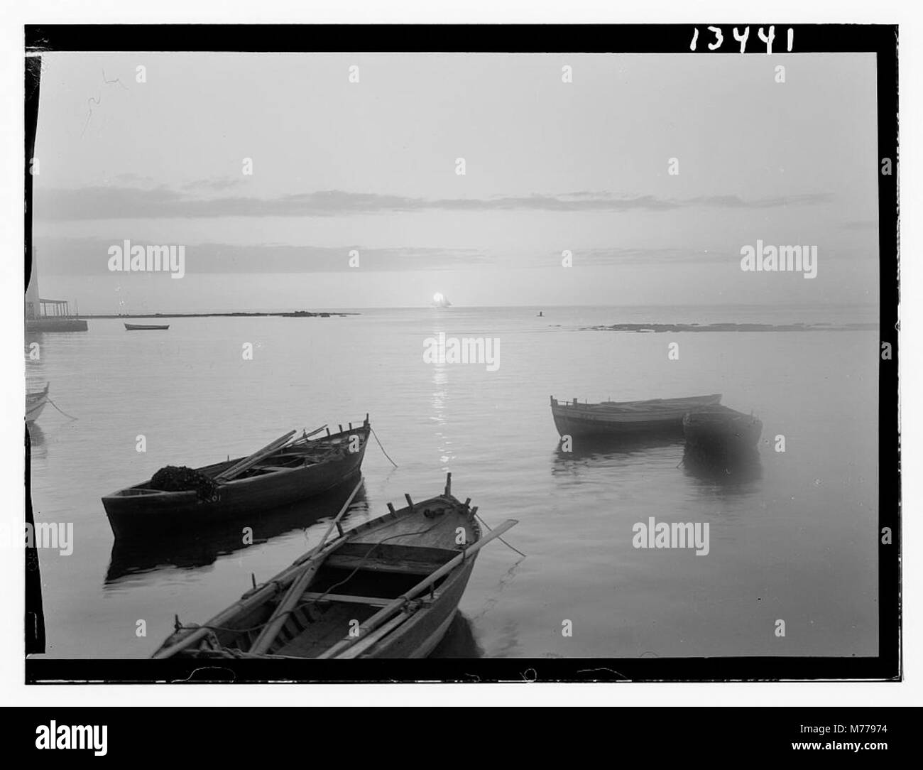 Une vue panoramique sur le coucher du soleil depuis Mina à Tripoli, capturant l'atmosphère paisible de la ville côtière en Libye. Banque D'Images