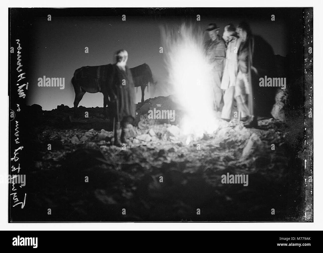 Un groupe d'individus tente de se réchauffer sur le mont Hermon, situé au moyen-Orient. La montagne est connue pour ses sommets enneigés et est une destination populaire pour les sports d'hiver et la randonnée dans la région. Banque D'Images Un groupe d'individus tente de se réchauffer sur le mont Hermon, situé au moyen-Orient. La montagne est connue pour ses sommets enneigés et est une destination populaire pour les sports d'hiver et la randonnée dans la région. Banque D'Images