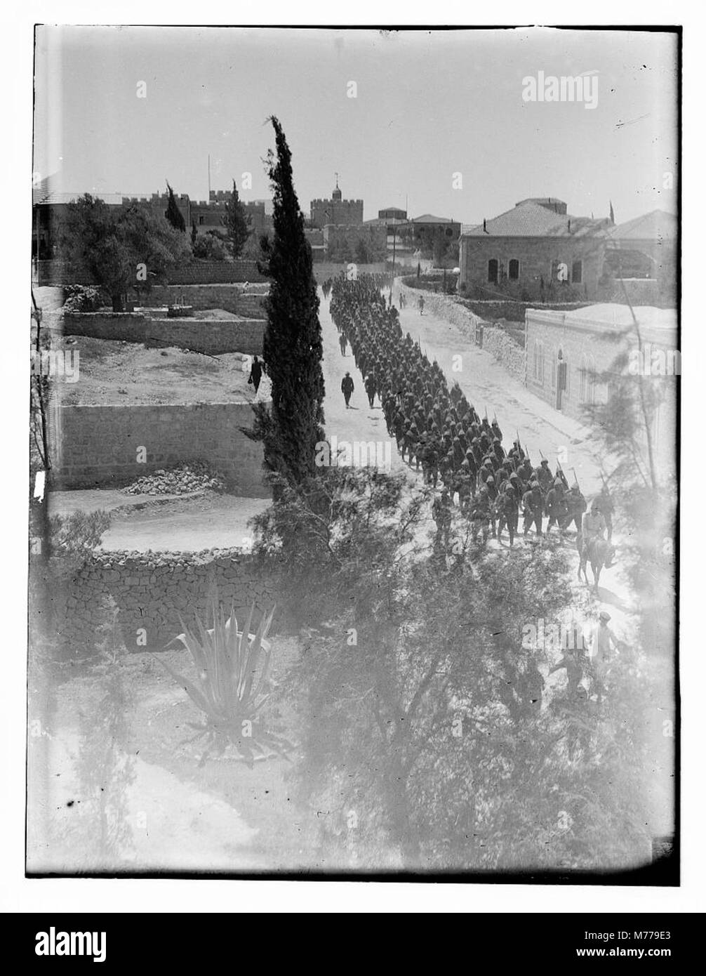 Une image représentant des soldats turcs marchant pour forer à Jérusalem, capturant un moment historique de l'activité militaire pendant le contrôle de l'Empire ottoman sur la ville. Banque D'Images