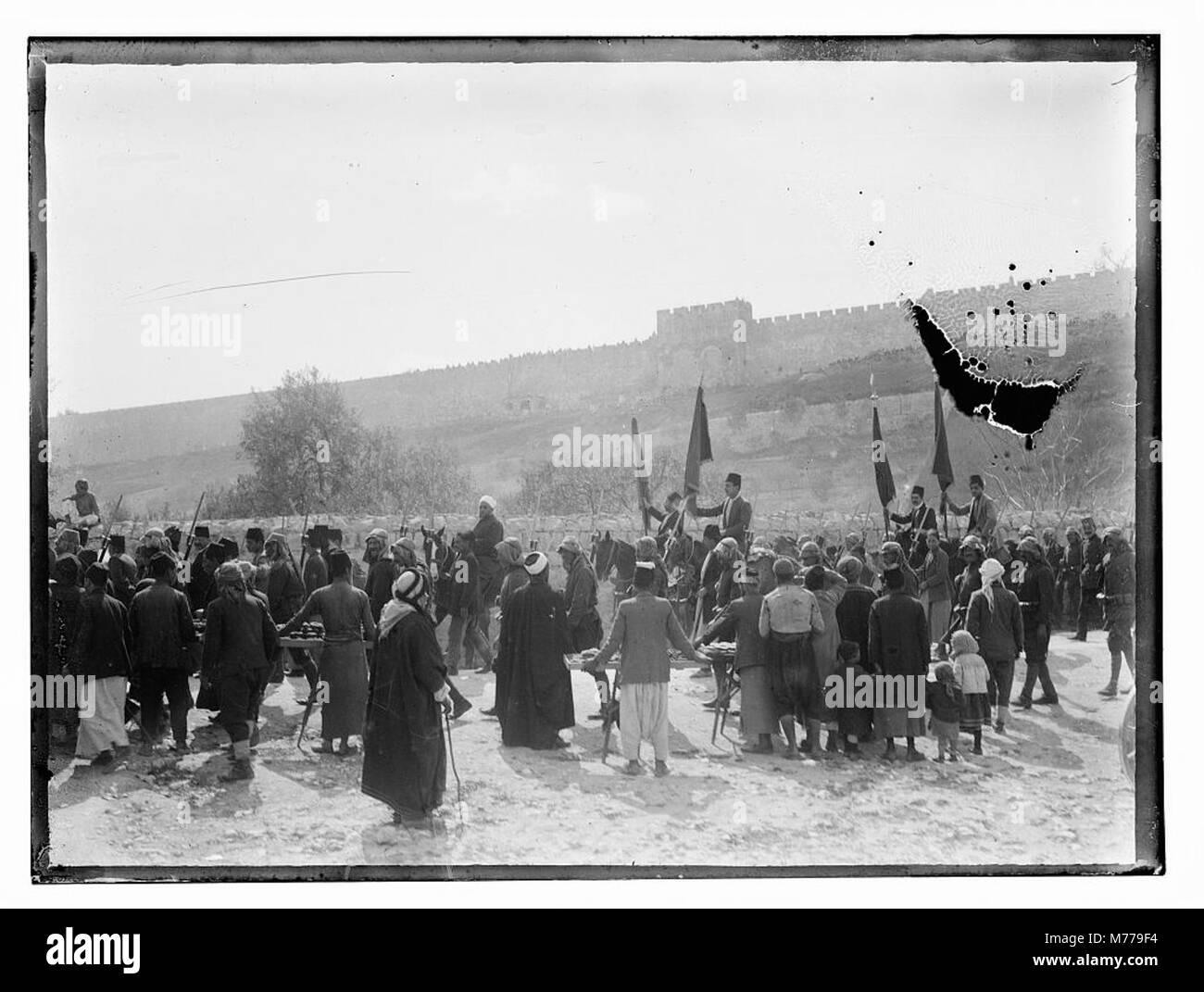 Une photographie représentant un défilé militaire de la première Guerre mondiale à l'extérieur de Jérusalem, mettant en scène les forces militaires turques et la Nouvelle porte d'Or, un monument historique. Banque D'Images