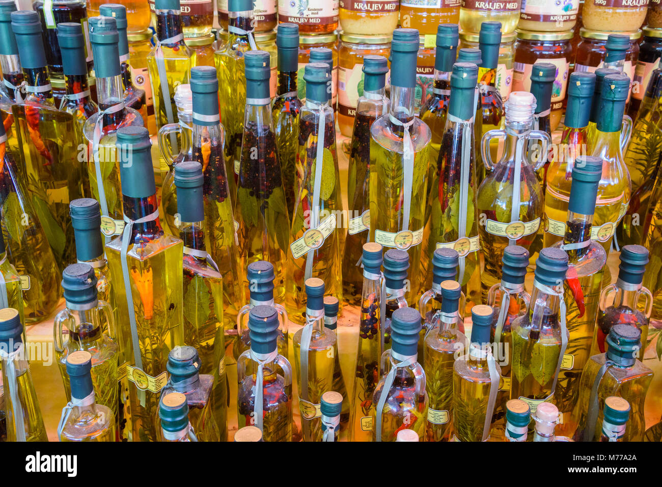 Bouteilles d'huile d'olive, marché, la vieille ville de Trogir, Croatie, Europe Banque D'Images