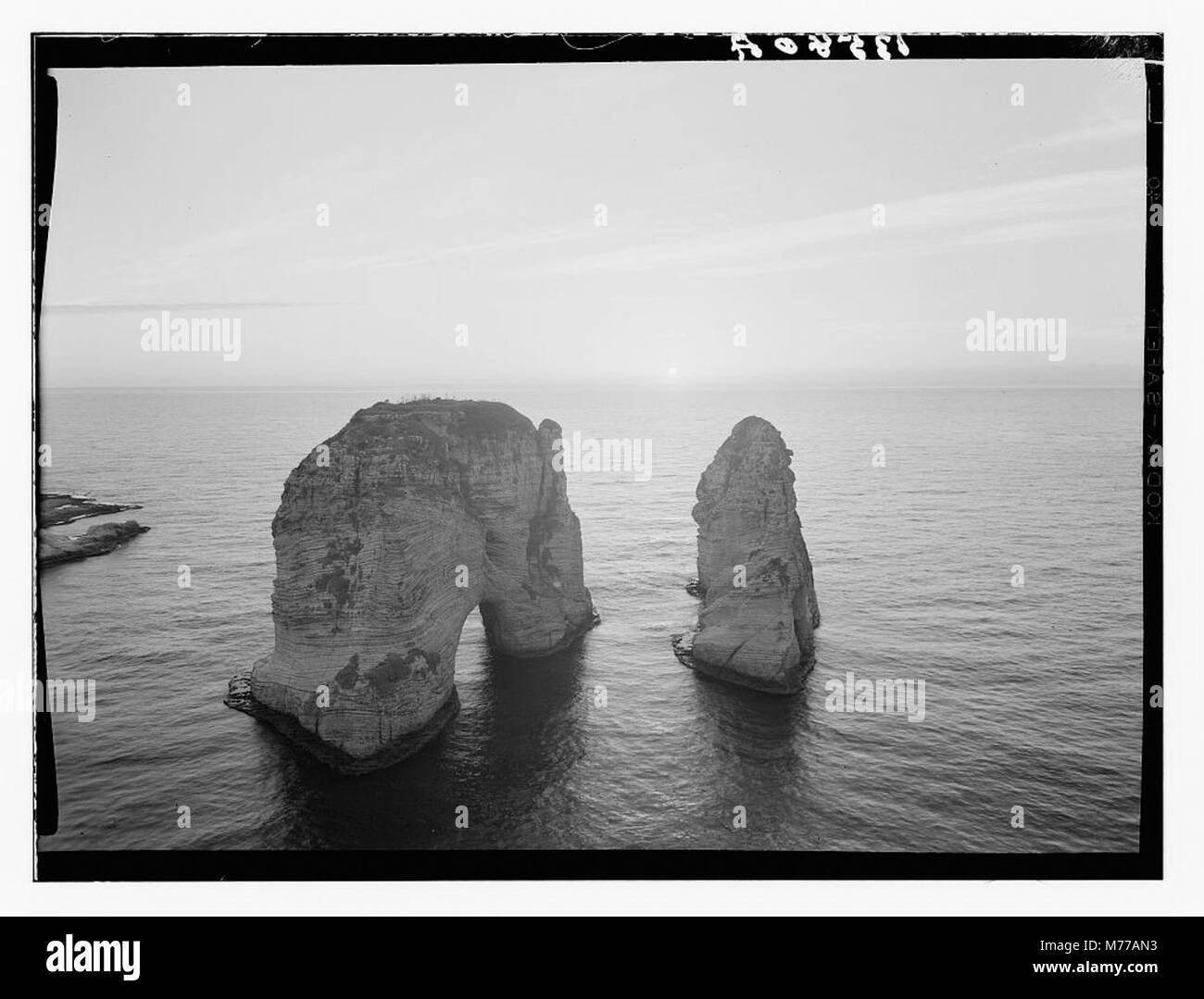 Photographie des Pigeon Rocks à Beyrouth, mettant en valeur les formations rocheuses naturelles de la mer Méditerranée. Banque D'Images