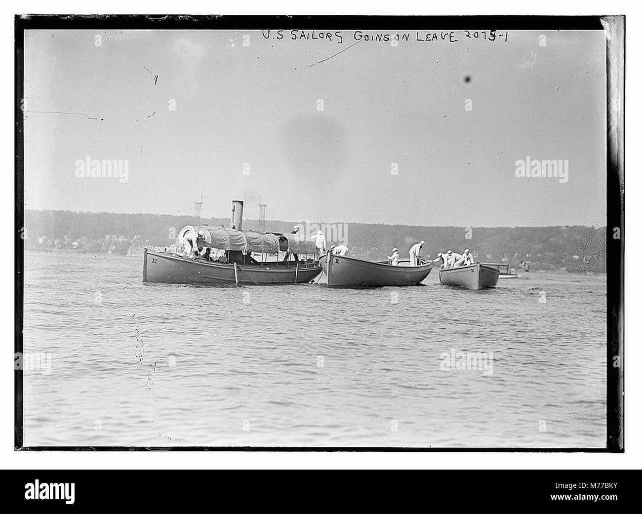 Une photographie de marins américains en congé, probablement pendant la seconde Guerre mondiale, capturant leur départ de la base navale et leurs moments personnels avant de rentrer chez eux. Banque D'Images