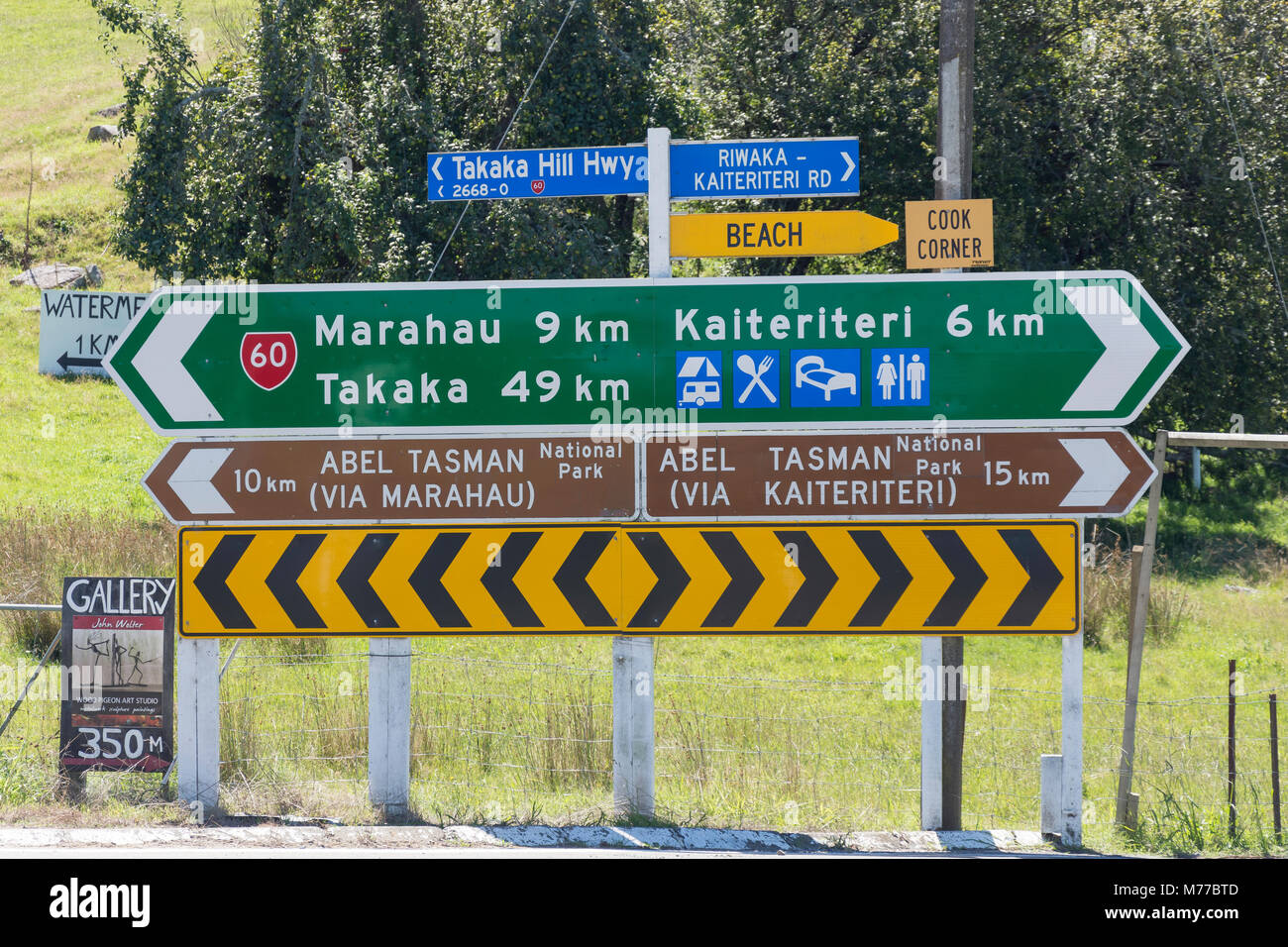 Kilométrage de la circulation des signes, Cook Corner, près de Kaiteriteri, district de Tasmanie, Nouvelle-Zélande Banque D'Images