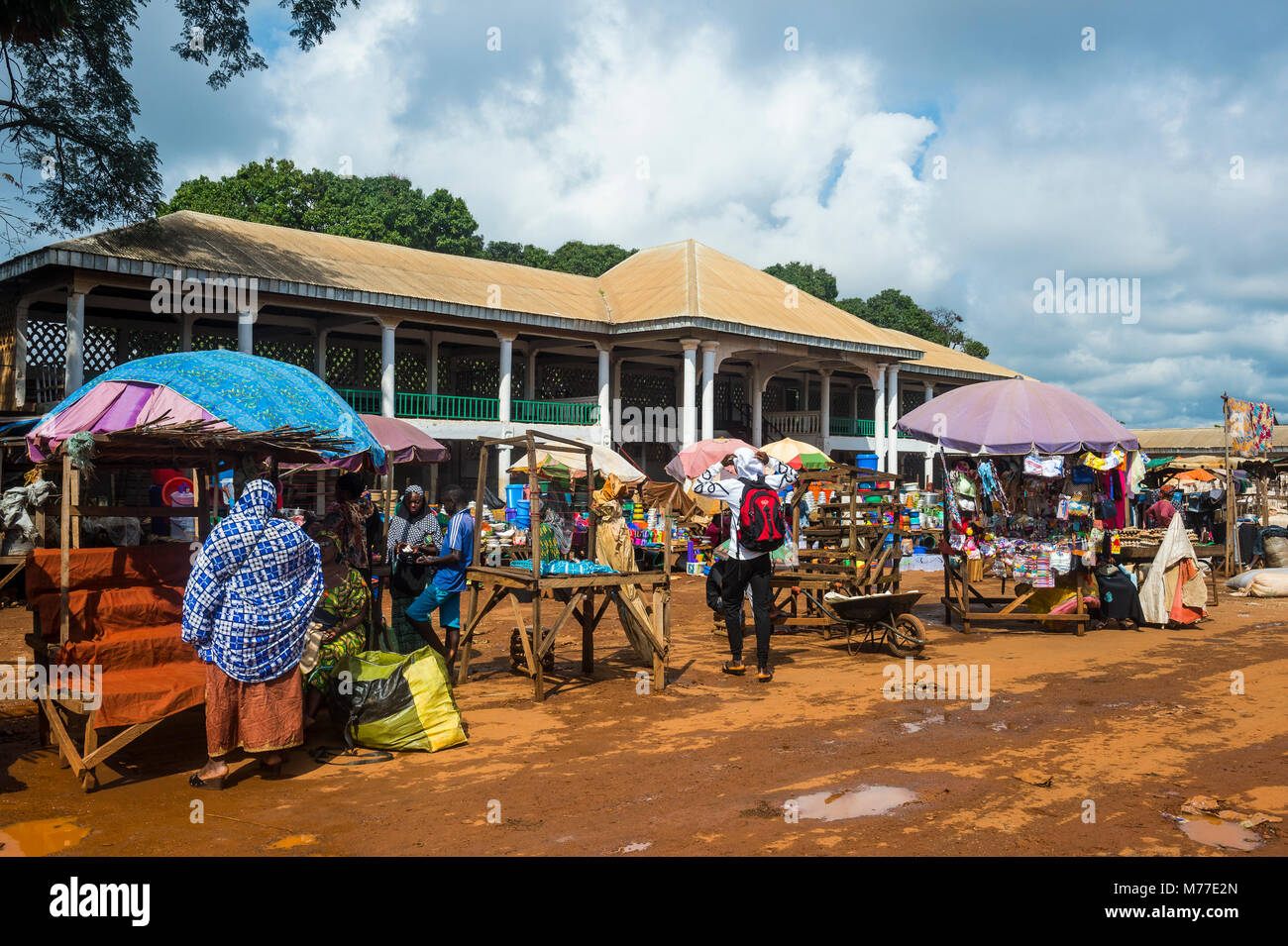 En face du marché de la mosquée de Foumban, Cameroun, Afrique Banque D'Images