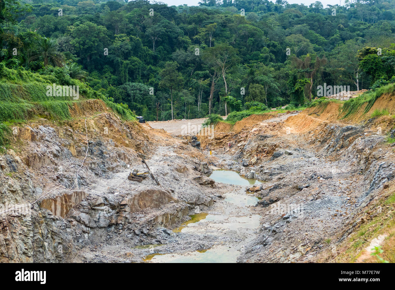 Chinois énorme projet de construction de route dans le coin sud-ouest du Cameroun, l'Afrique Banque D'Images