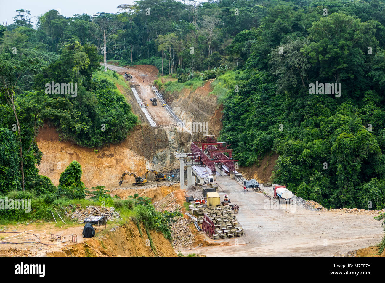 Chinois énorme projet de construction de route dans le coin sud-ouest du Cameroun, l'Afrique Banque D'Images